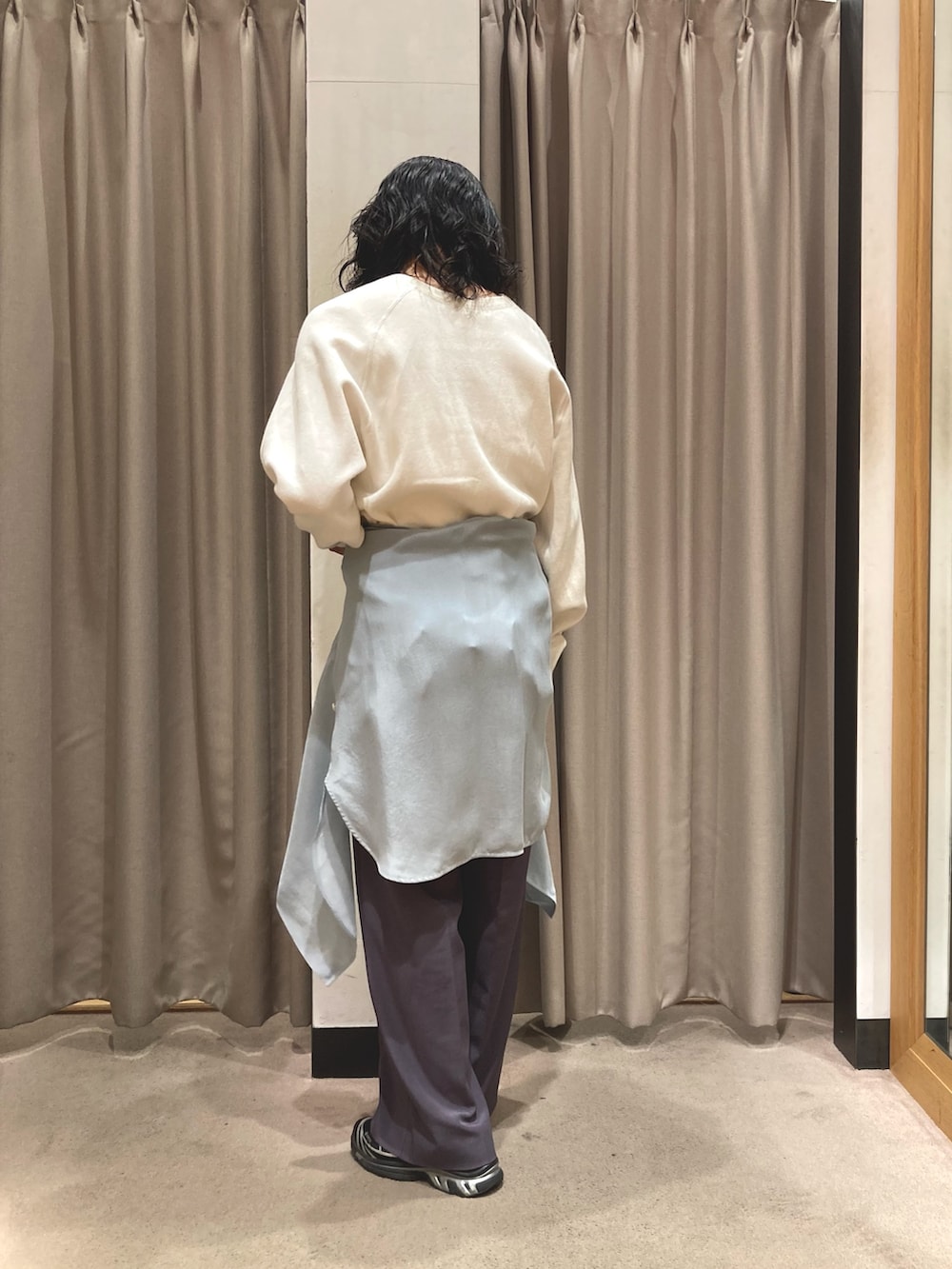 ホワイト系のニット/セーター、ブルー系のシャツ/ブラウス、グレー系のその他パンツを着用したレディースの秋コーディネートの2枚目の写真