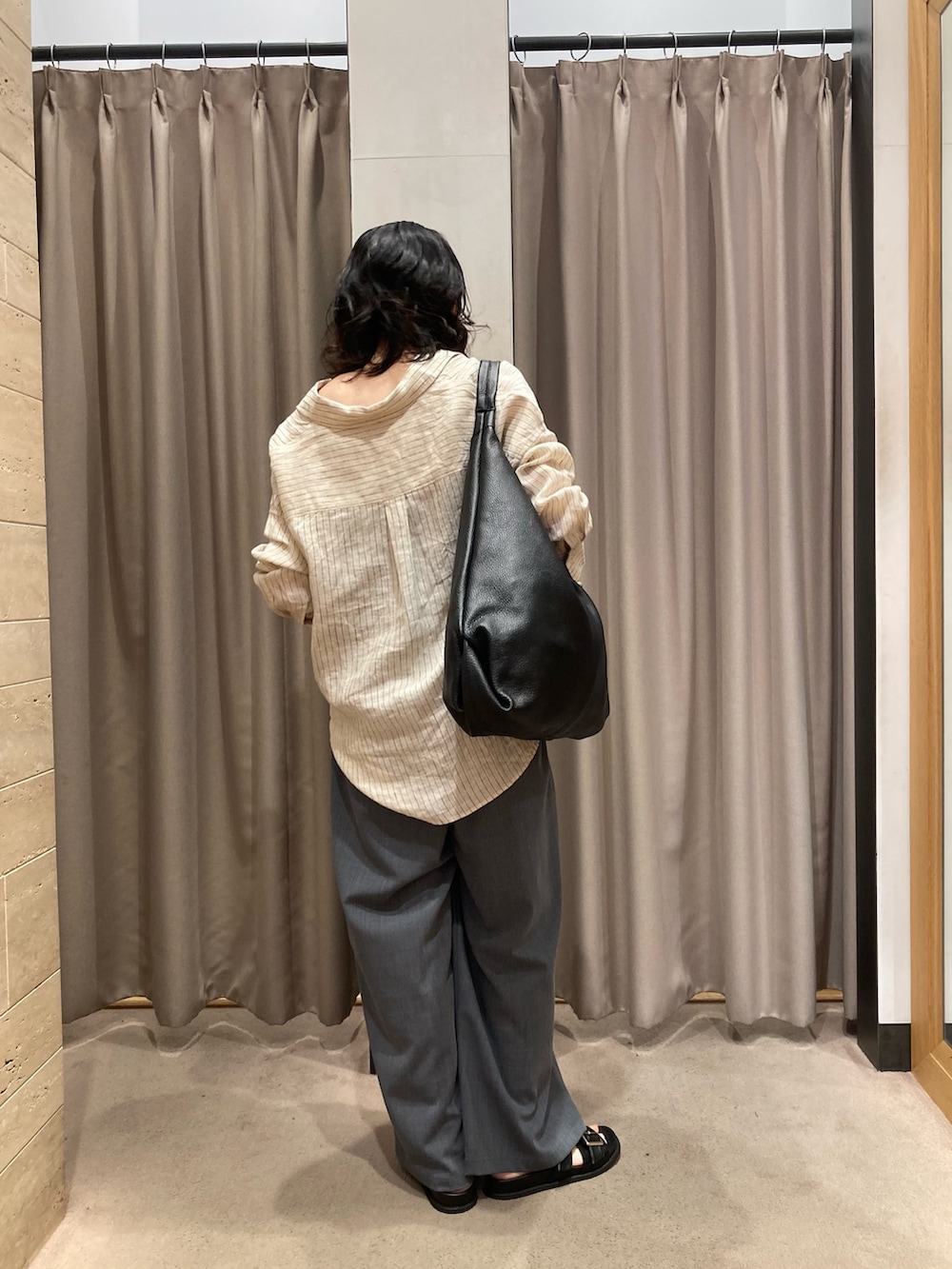 グレー系のその他パンツ、ブラック系のサンダル、ブラック系のトートバッグを着用したレディースの夏コーディネートの3枚目の写真