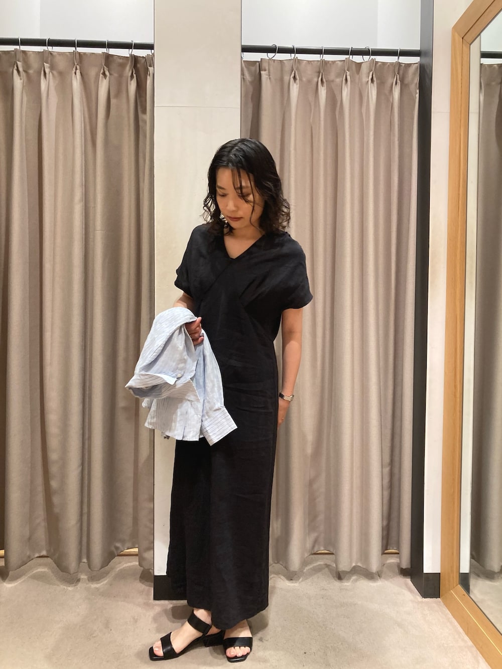 ブラック系のワンピース、ブルー系のシャツ/ブラウス、ブラック系のサンダルを着用したレディースの夏コーディネートの2枚目の写真