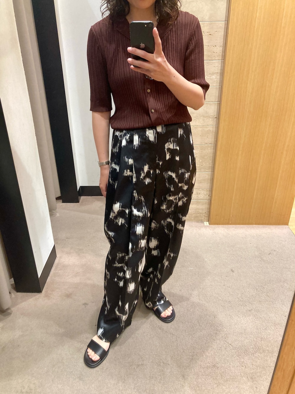 その他のその他パンツ、ブラウン系のニット/セーター、ブラウン系のメガネを着用したレディースの夏コーディネートの4枚目の写真
