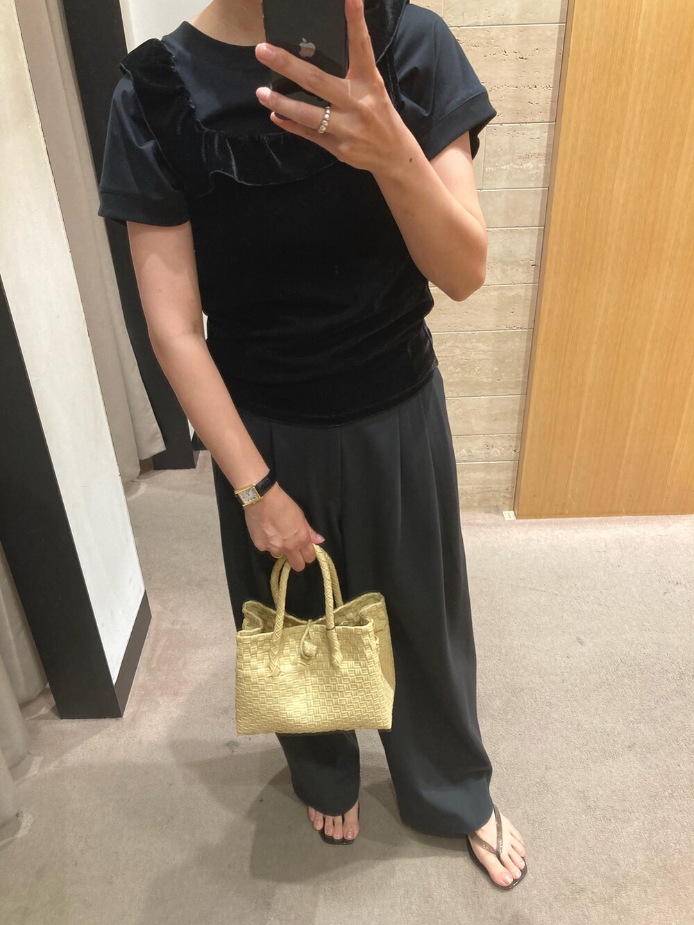 ブラック系のその他パンツ、ブラック系のサンダル、ベージュ系のトートバッグを着用したレディースの夏コーディネートの4枚目の写真