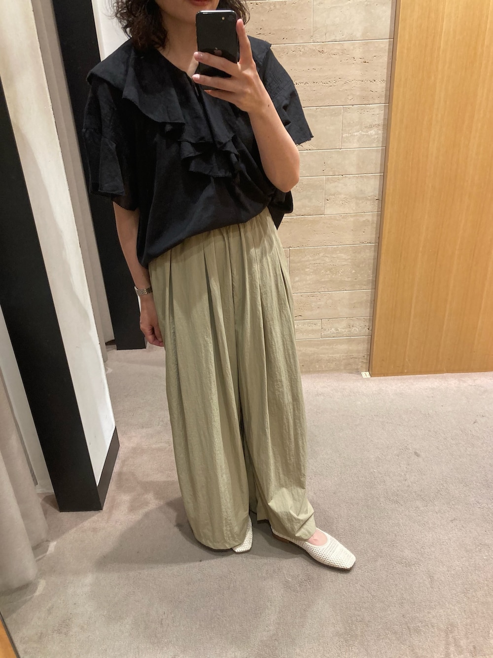 ブラック系のシャツ/ブラウス、ベージュ系のその他パンツ、ホワイト系のバレエシューズを着用したレディースの夏コーディネートの3枚目の写真