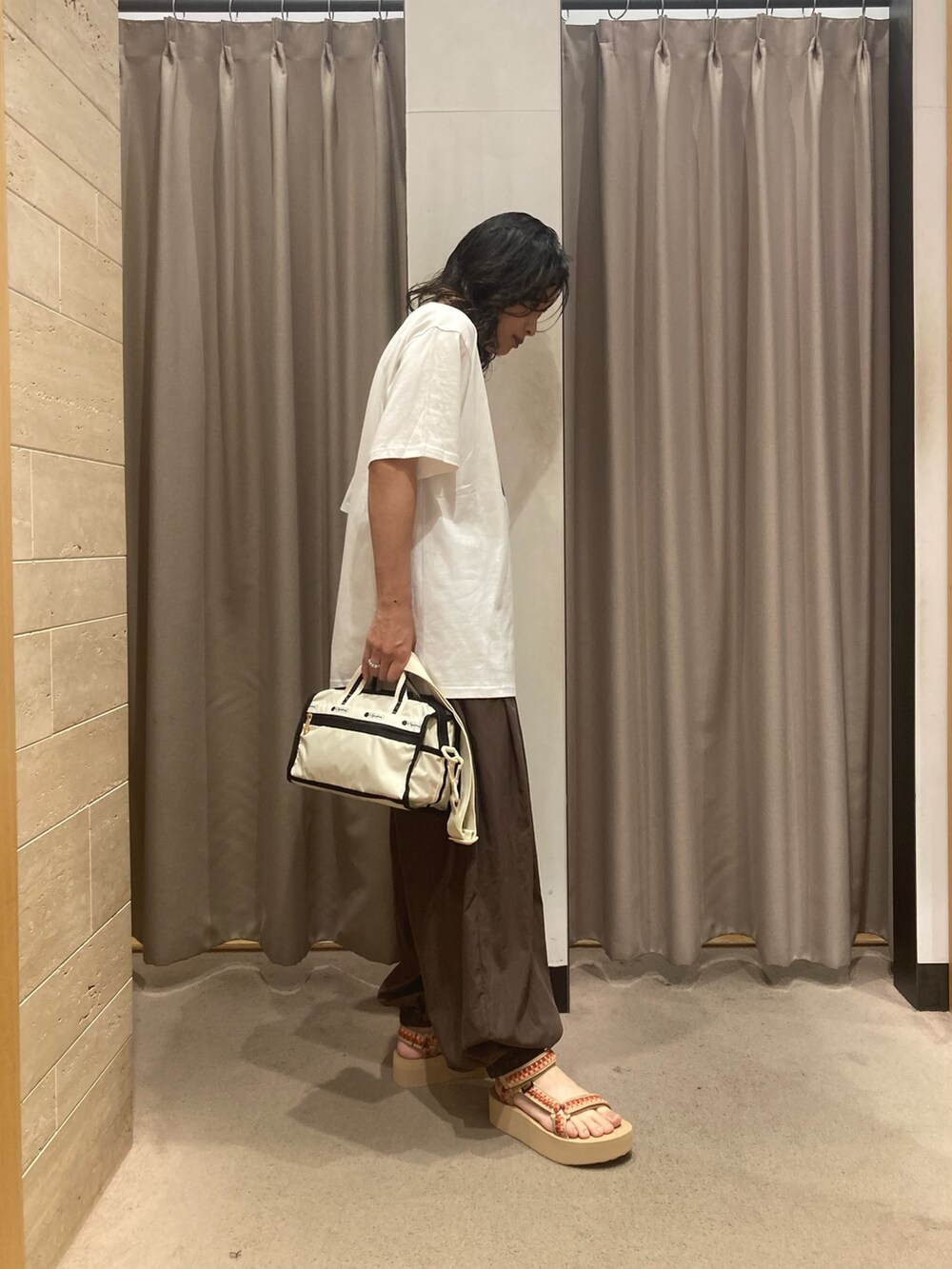 その他のTシャツ/カットソー、ベージュ系のショルダーバッグ、ブラウン系のその他パンツを着用したレディースの夏コーディネートの2枚目の写真