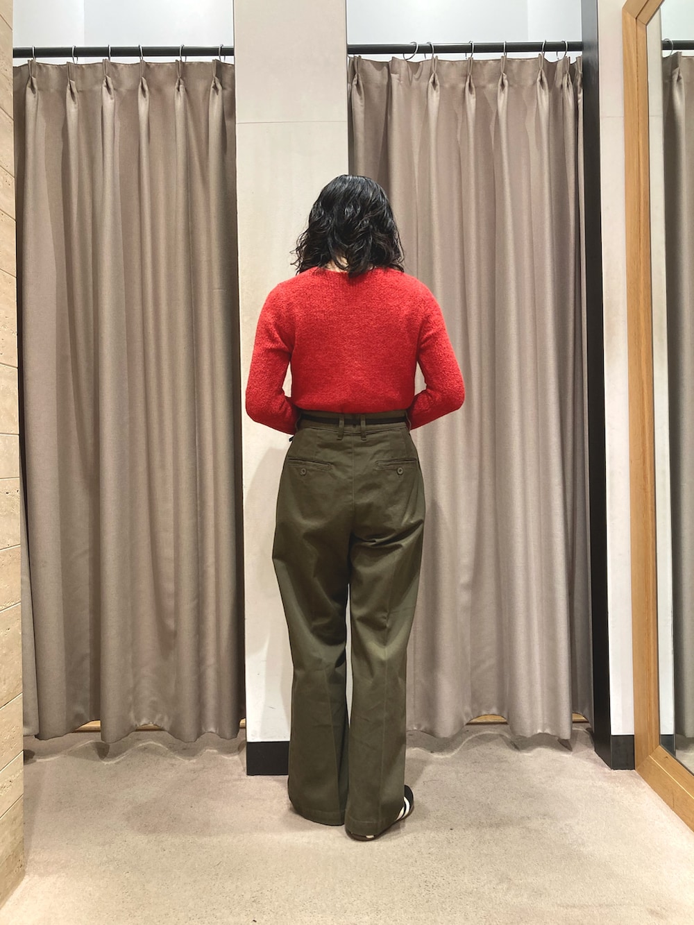 レッド系のカーディガン/ボレロ、グリーン系のその他パンツ、ブラック系のスニーカーを着用したレディースの秋コーディネートの2枚目の写真