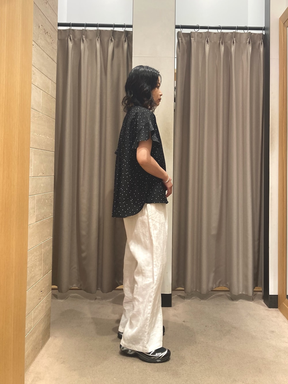 ホワイト系のその他パンツ、ブラック系のスニーカー、ブラック系のシャツ/ブラウスを着用したレディースの夏コーディネートの3枚目の写真