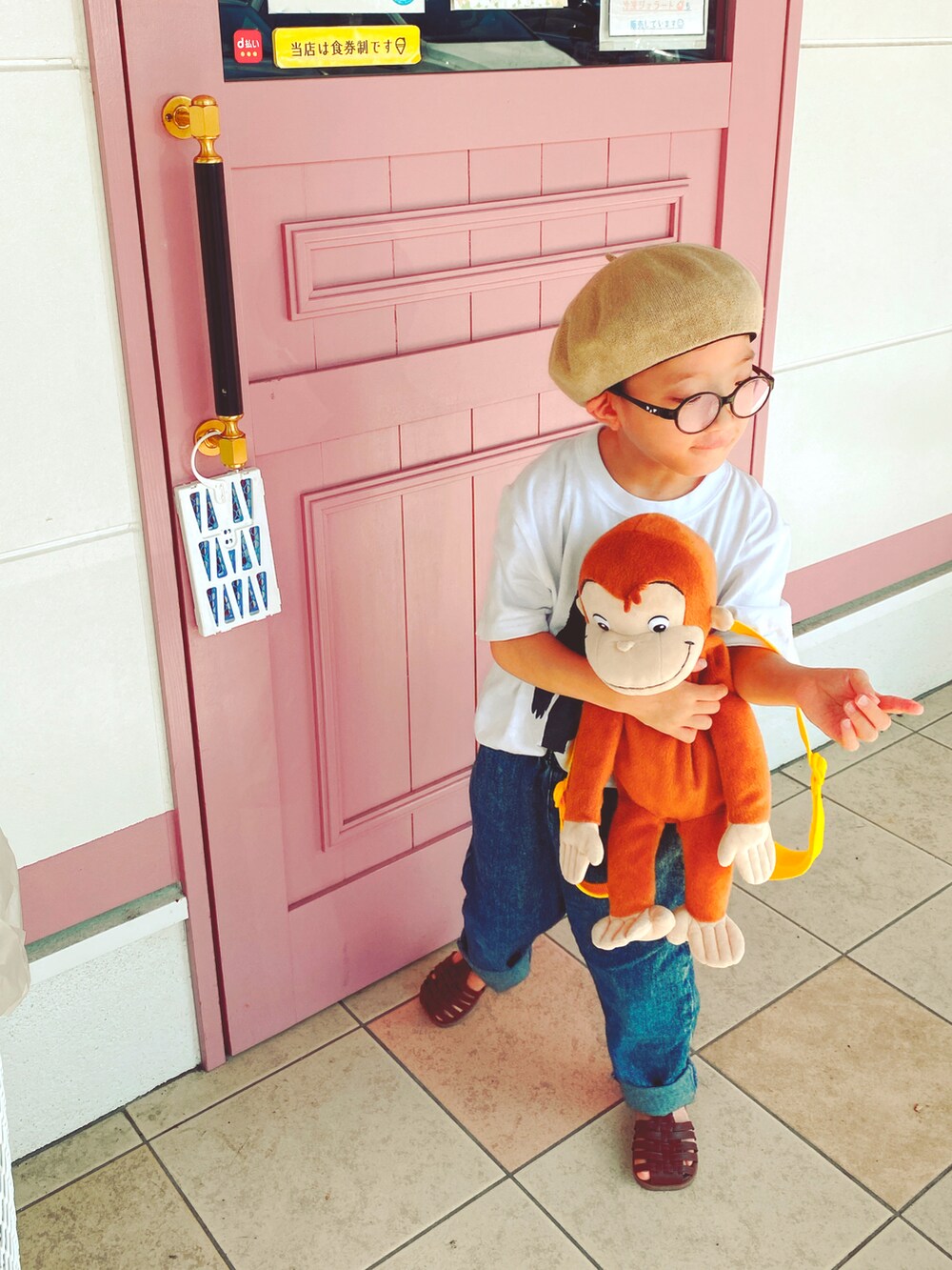 ホワイト系のTシャツ/カットソー、ベージュ系のハンチング/ベレー帽を着用したキッズの夏コーディネートの2枚目の写真