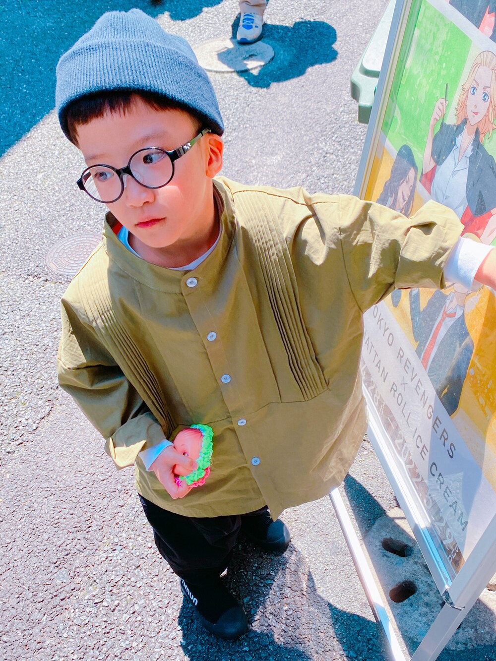 「ごきげんウィーク、男の子コーデ、春コーデ、春夏コーデ、キッズコーデ、ゆるコーデ、シェフパンツ、カーキ、ビーニー、めがね」｜「Supreme のアイテム（ニットキャップ/ビーニー、ブラック系）」を使った、かりんとうさん（キッズ・100cm）の春コーディネートの2枚目の写真