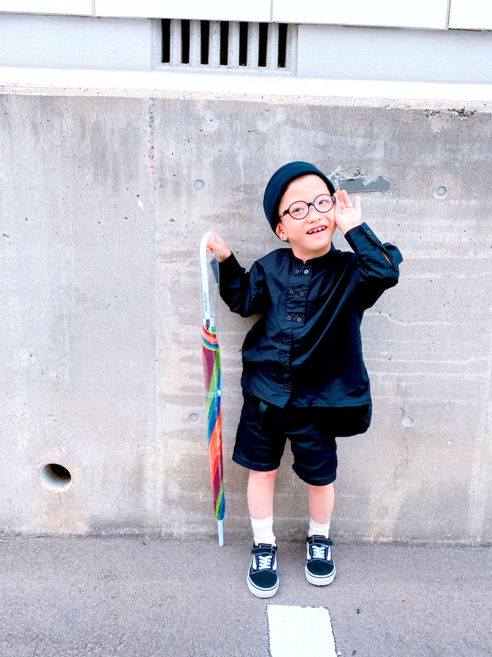 ブラック系のトップス、ブラック系のその他パンツ、ブラック系のスニーカーを着用したキッズの春コーディネートの2枚目の写真