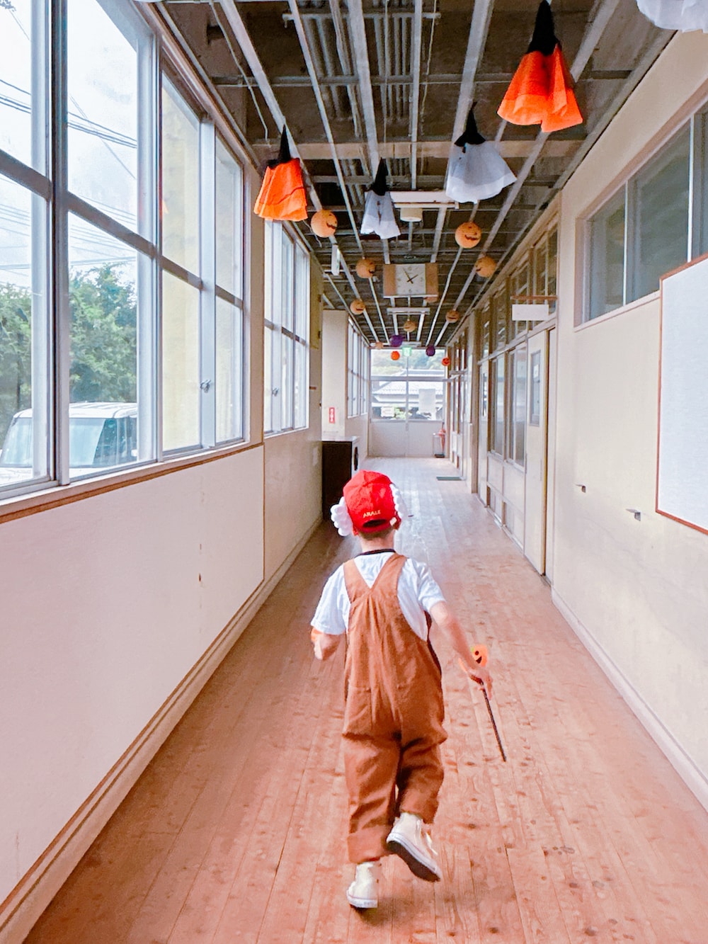 「オーバーオール、carhartt、スニーカー、コスプレ、学校、めがね」｜「Carharttのアイテム（サロペット/オーバーオール、ブラウン系）」を使った、かりんとうさん（キッズ・110cm）の冬コーディネートの2枚目の写真