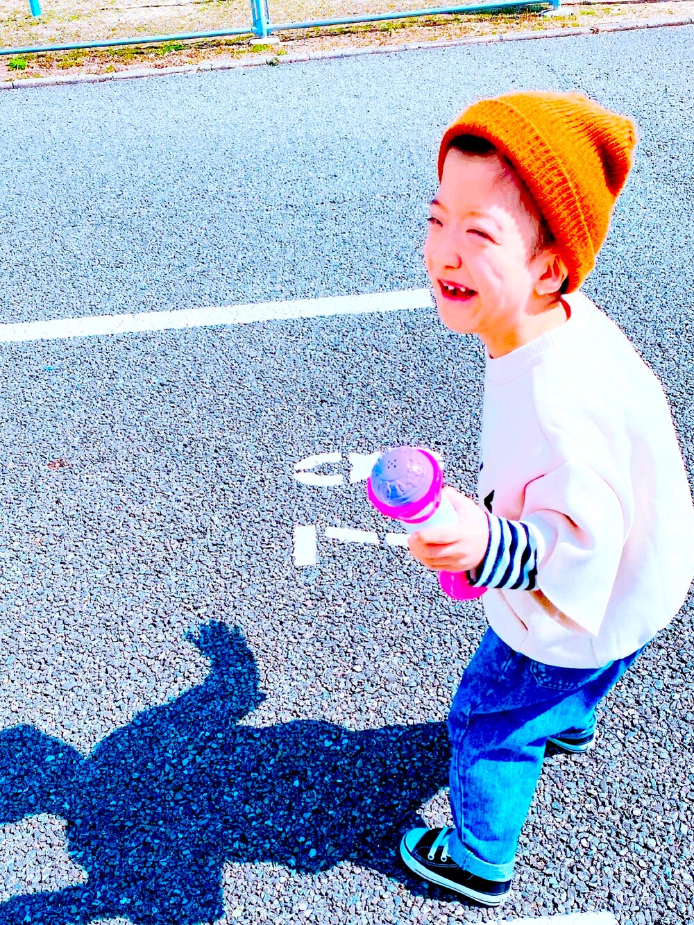 ブラック系のTシャツ/カットソー、ホワイト系のスウェット、ブルー系のデニムパンツを着用したキッズの冬コーディネートの2枚目の写真