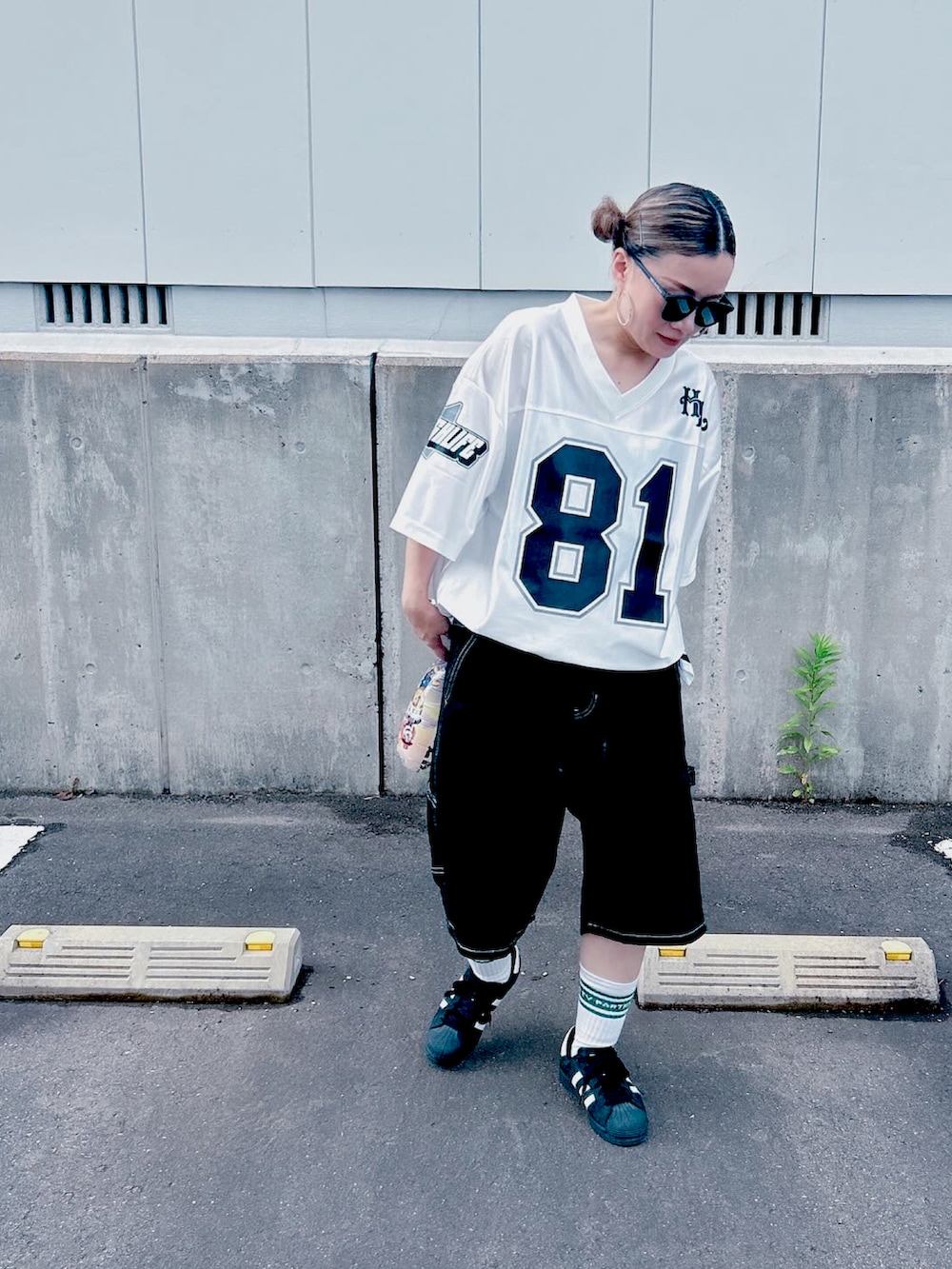 「夏ルックで気分アップ、サングラス、フットボールTシャツ、スニーカー、バンダナ」｜「adidasのスーパースター ADV / Superstar ADV / アディダスオリジナルス adidas Originals スニーカー（スニーカー、ブラック系）」を使った、かりんとうさん（レディース・160cm）の夏コーディネートの2枚目の写真