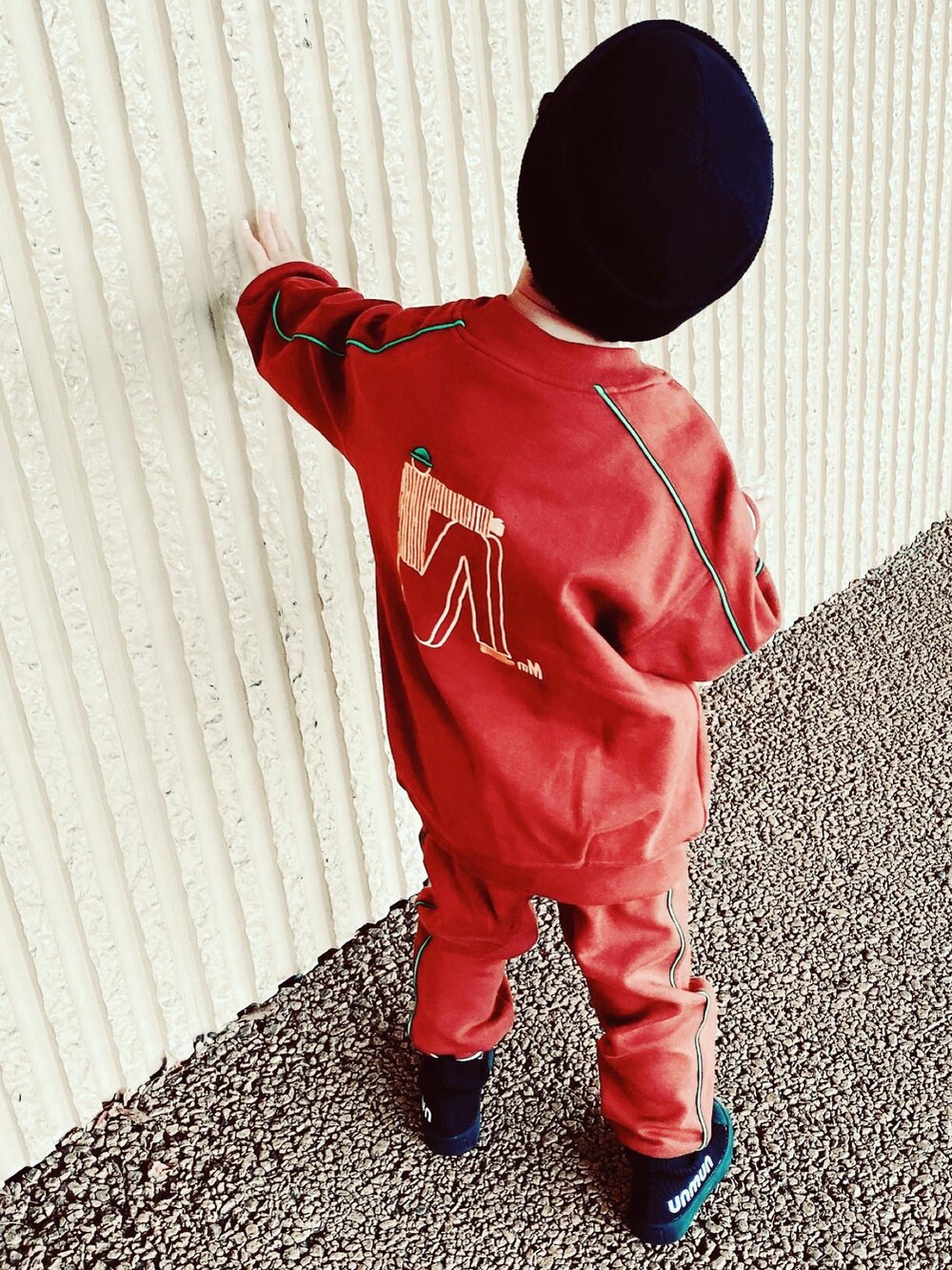 ブラウン系のブルゾン、ブラウン系のその他パンツ、ブラック系のシューズを着用したキッズの春コーディネートの2枚目の写真