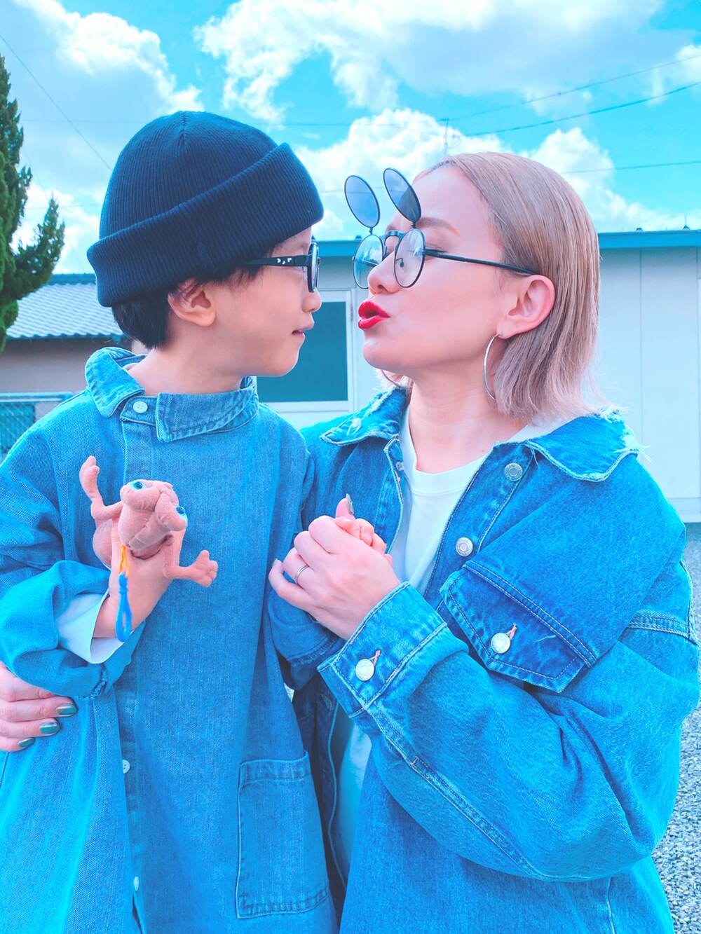 「＃デニム、デニムジャケット、ロンT、サングラス」｜「X-girlのMESSAGE FACE L/S TEE（Tシャツ/カットソー、ホワイト系）」を使った、かりんとうさん（メンズ・160cm）の春コーディネートの2枚目の写真