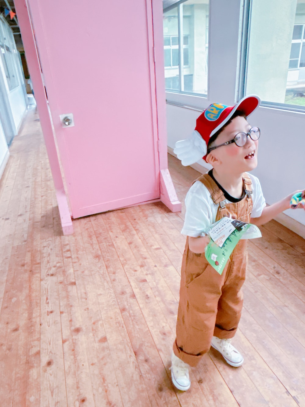 「オーバーオール、carhartt、スニーカー、コスプレ、学校、めがね」｜「Carharttのアイテム（サロペット/オーバーオール、ブラウン系）」を使った、かりんとうさん（キッズ・110cm）の冬コーディネートの3枚目の写真
