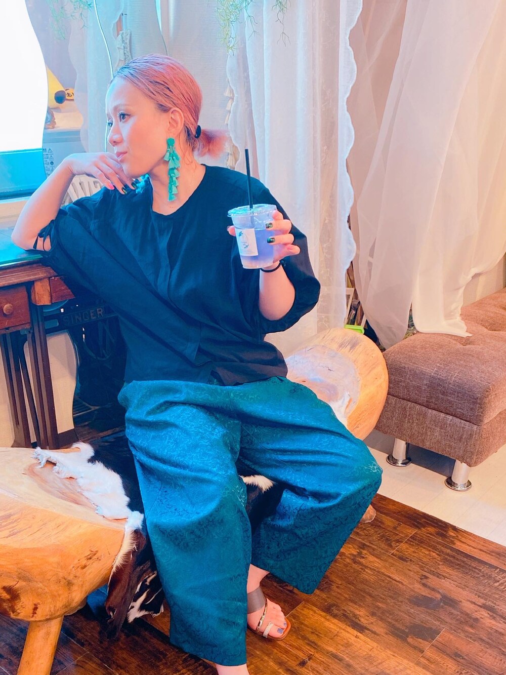 ブラック系のシャツ/ブラウス、グリーン系のその他パンツを着用したレディースの秋コーディネートの2枚目の写真