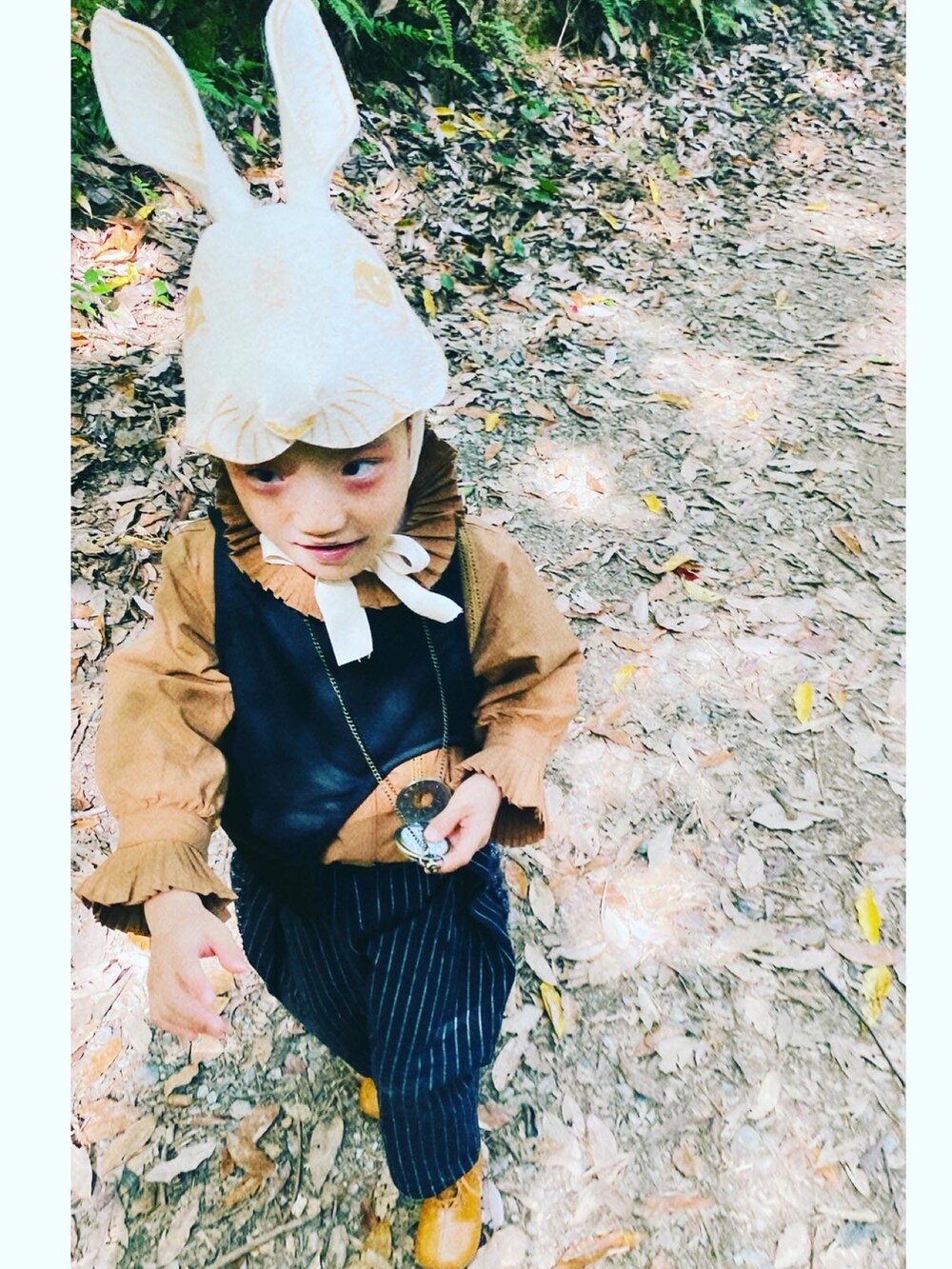 「WEARハロウィン2022、キッズファッション、ハロウィンコーデ、男の子、仮装、ハロウィン、コスプレ、男の子コーデ、キッズコーデ、halloween、白うさぎ」｜「Frida's Tierchenのアイテム（マスク、シルバー系）」を使った、かりんとうさん（キッズ・100cm）の秋コーディネートの2枚目の写真