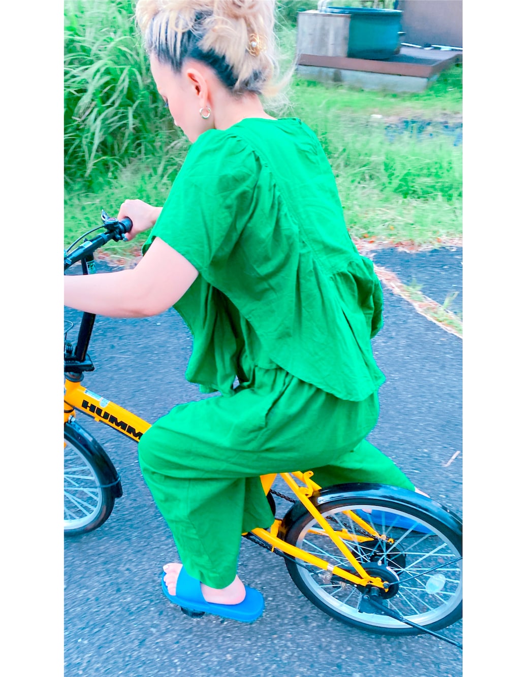 グリーン系のシャツ/ブラウス、グリーン系のその他パンツを着用したレディースの夏コーディネートの2枚目の写真