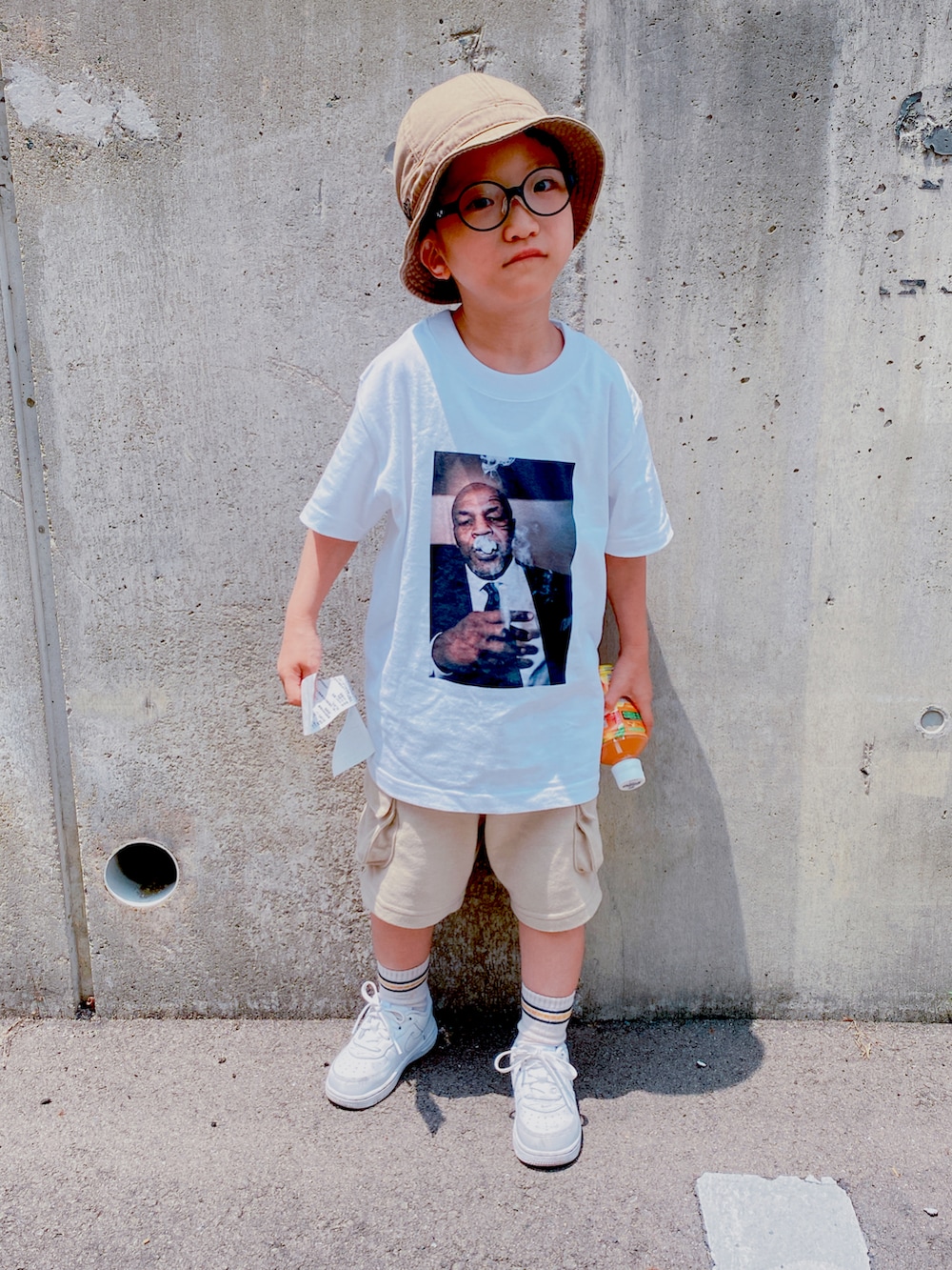 ベージュ系のカーゴパンツ、ホワイト系のスニーカー、ホワイト系のトップスを着用したキッズの夏コーディネートの2枚目の写真