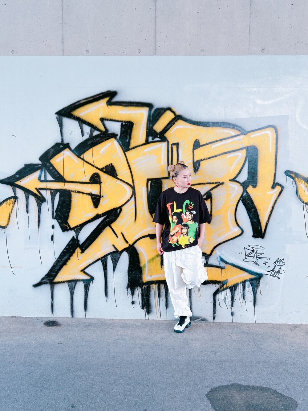 ホワイト系のスニーカーを着用したレディースの夏コーディネートの3枚目の写真