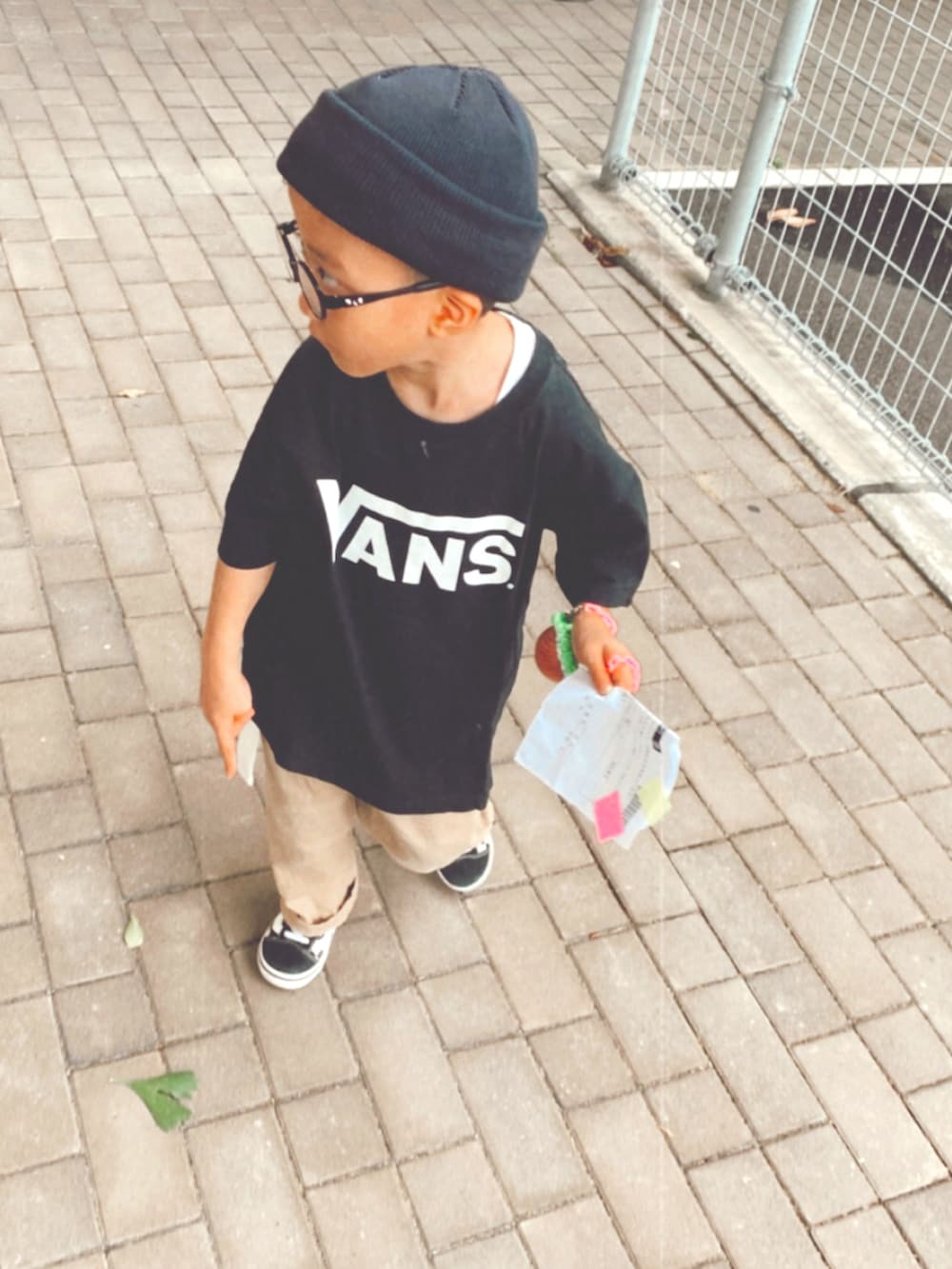 ブラック系のTシャツ/カットソー、ベージュ系のその他パンツ、ブラック系のスニーカーを着用したキッズの秋コーディネートの2枚目の写真