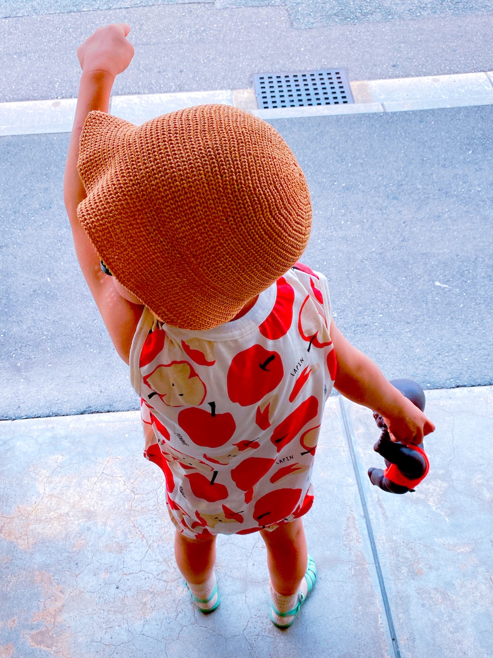 レッド系のタンクトップ、レッド系のその他パンツ、ベージュ系の帽子を着用したキッズの夏コーディネートの2枚目の写真