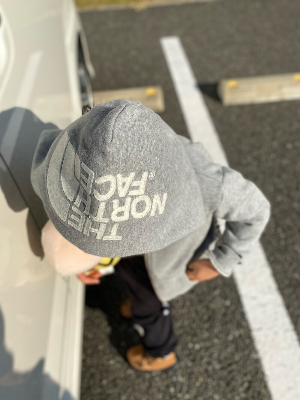 「ワントーンコーデ、ブラック、ブラックコーデ、セットアップ、THE NORTH FACE、ブーツ、ニット帽、ビーニー、めがね、パーカー」｜「THE NORTH FACEの(THE NORTH FACE)トラバースビーニー（ニットキャップ/ビーニー、グレー系）」を使った、かりんとうさん（キッズ・100cm）の秋コーディネートの3枚目の写真