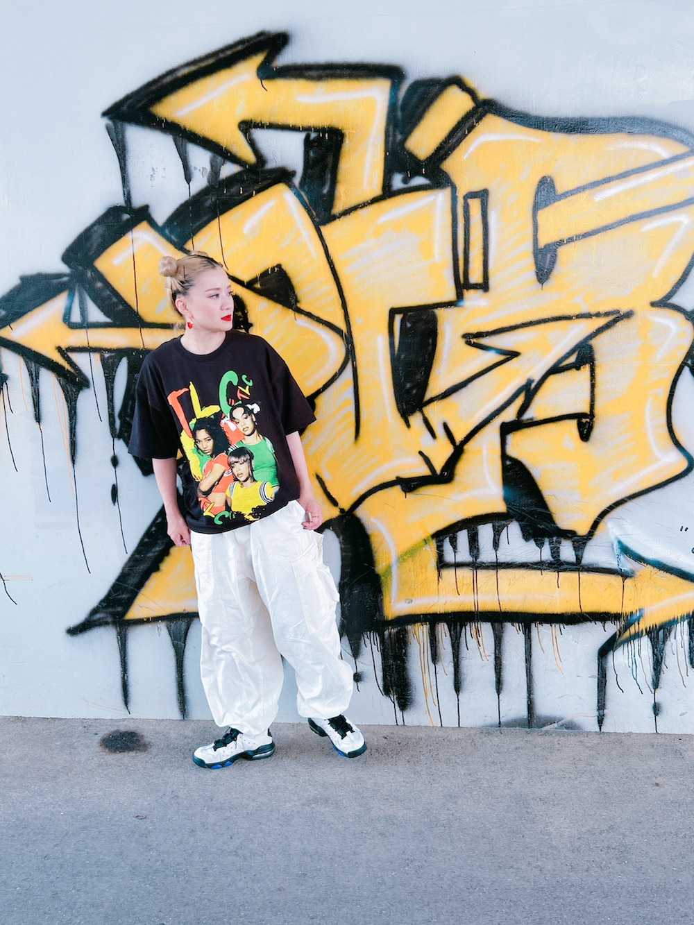 ホワイト系のスニーカーを着用したレディースの夏コーディネートの2枚目の写真