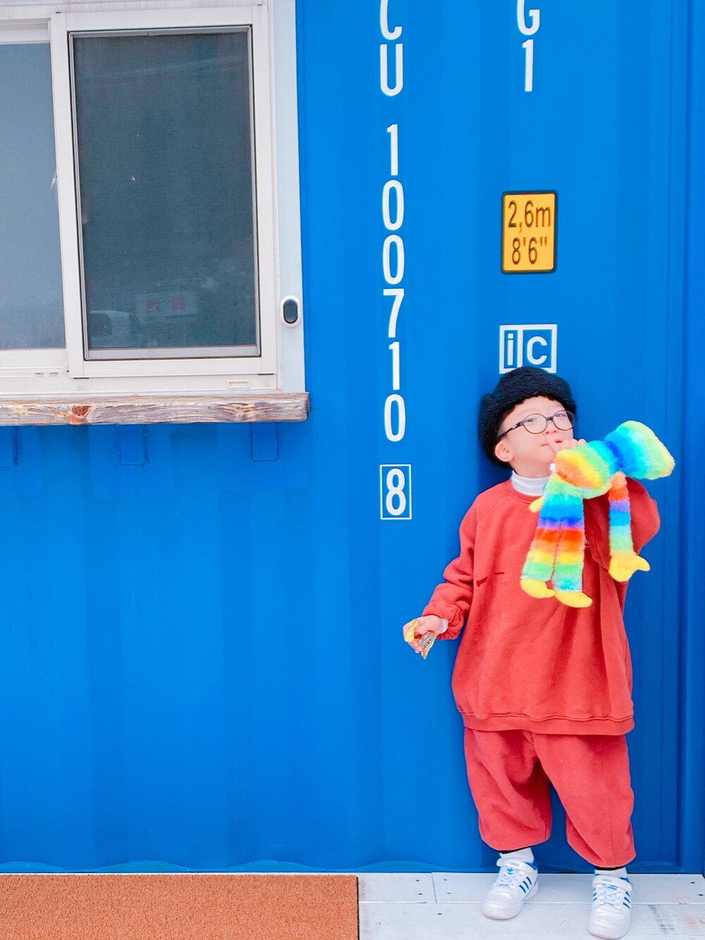 「キッズファッション、キッズコーデ、むすこーで、今日のコーデ、男の子コーデ、スウェット、パイロットキャップ、めがね」｜「THE NORTH FACEの【THE NORTH FACE /ノースフェイス】キッズFrontier Cap（キャップ、ブラック系）」を使った、かりんとうさん（キッズ・100cm）の冬コーディネートの2枚目の写真