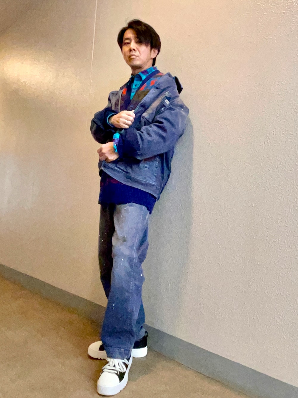 ブルー系のデニムパンツ、パープル系のカーディガン/ボレロ、パープル系のシャツ/ブラウスを着用したメンズの秋コーディネートの2枚目の写真