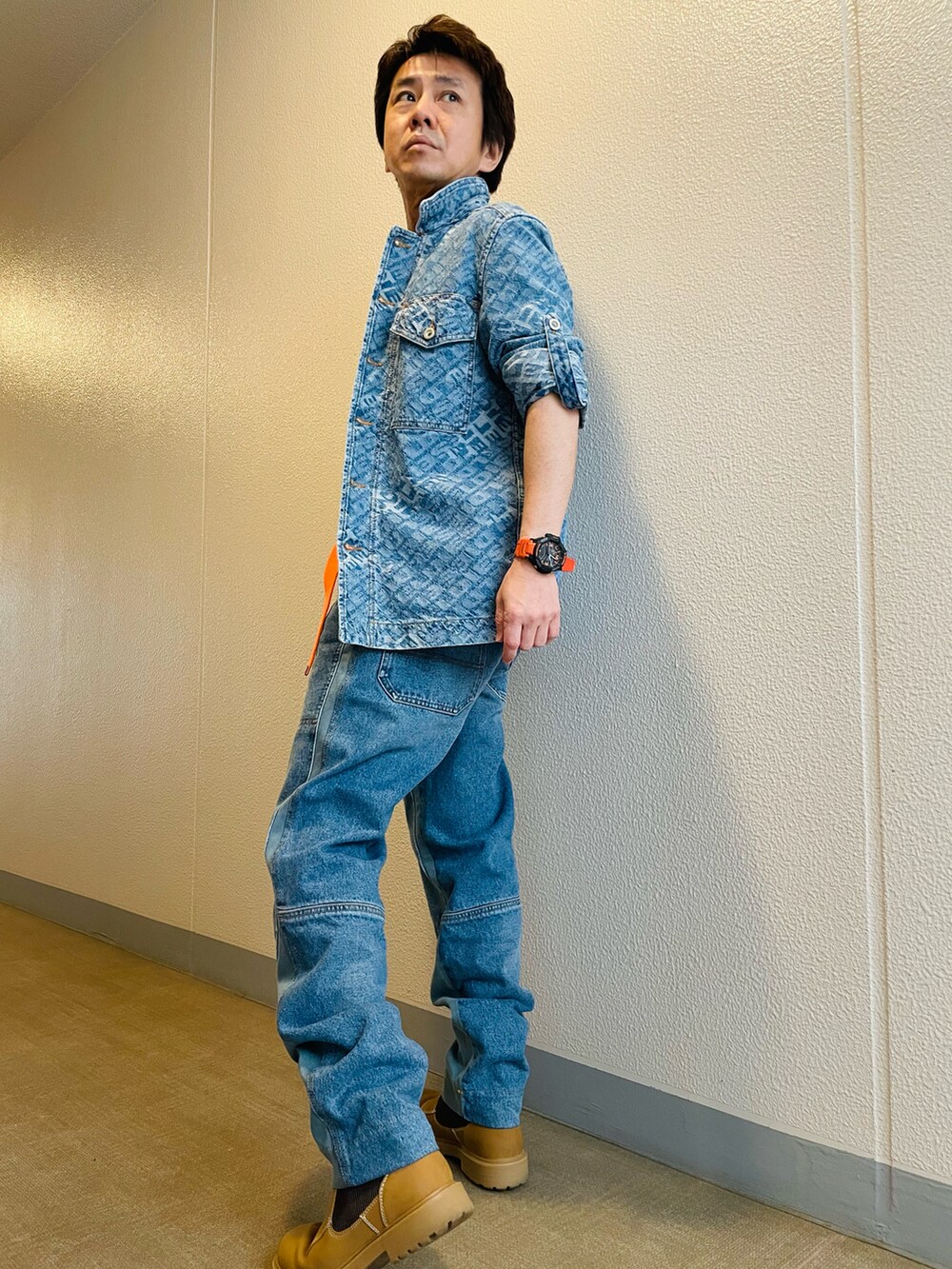 ブルー系のデニムパンツ、ブラウン系のブーツ、ブルー系のシャツ/ブラウスを着用したメンズの春コーディネートの2枚目の写真