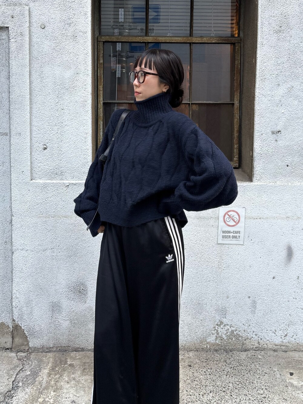 ブラック系のローファー、ブルー系のニット/セーター、ブラック系のショルダーバッグを着用したレディースの秋コーディネートの2枚目の写真