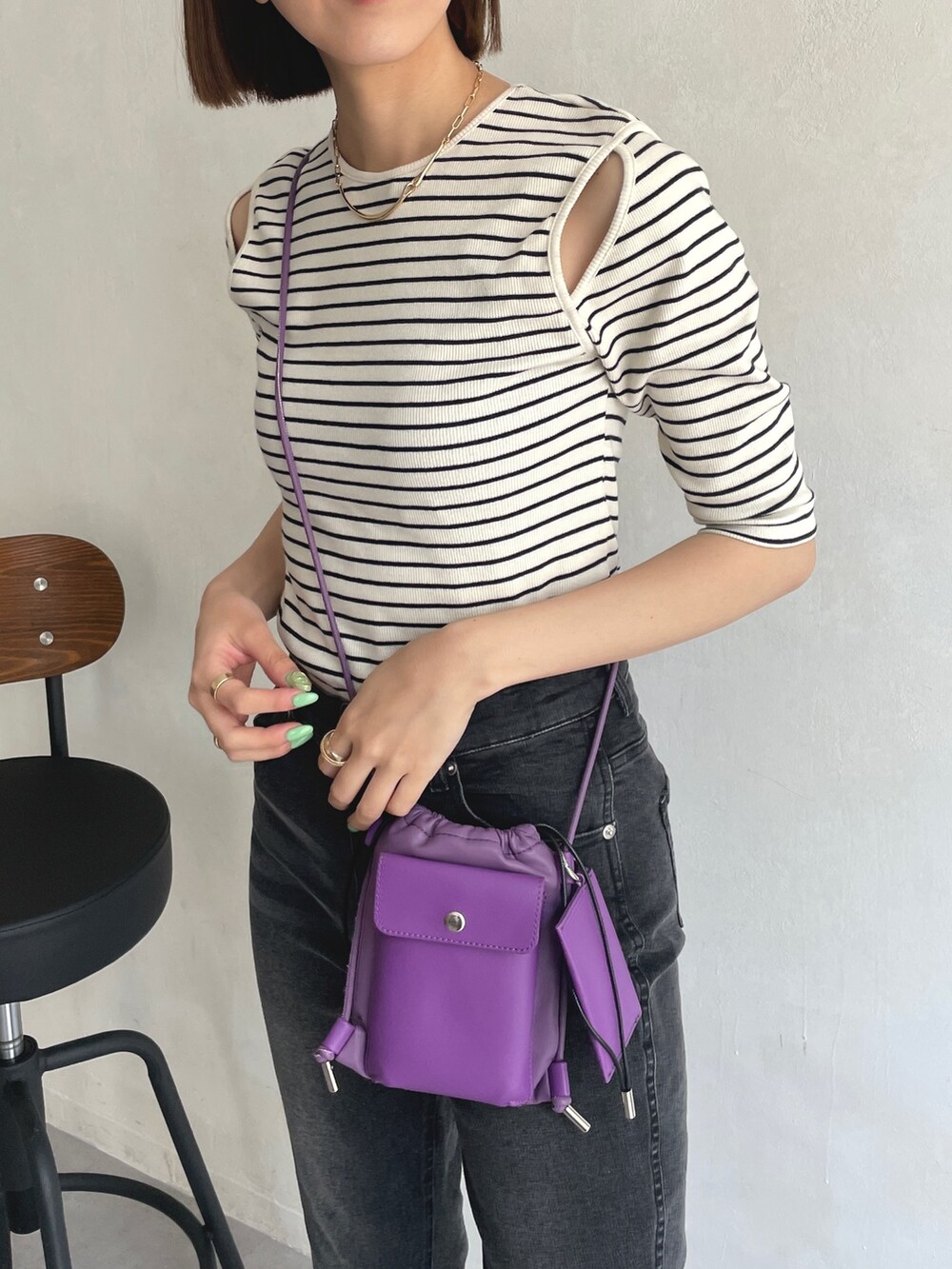 ホワイト系のTシャツ/カットソー、ホワイト系のその他シューズ、ブラック系のデニムパンツを着用したレディースの夏コーディネートの2枚目の写真