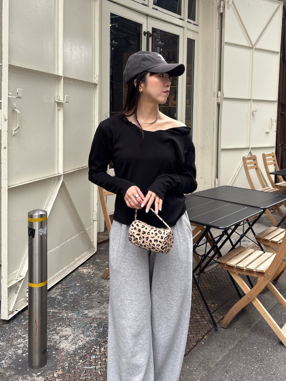 ブラック系のTシャツ/カットソー、グレー系のスウェットパンツ、ブラック系のローファーを着用したレディースの春コーディネートの2枚目の写真