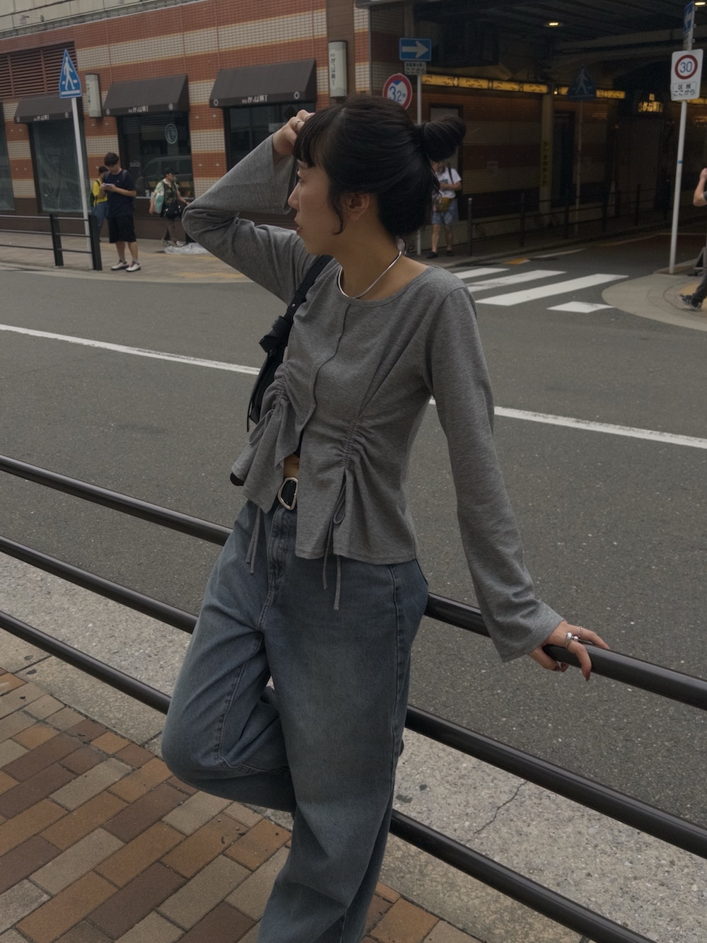 グレー系のTシャツ/カットソー、ブラック系のショルダーバッグ、ブラック系のローファーを着用したレディースの秋コーディネートの2枚目の写真