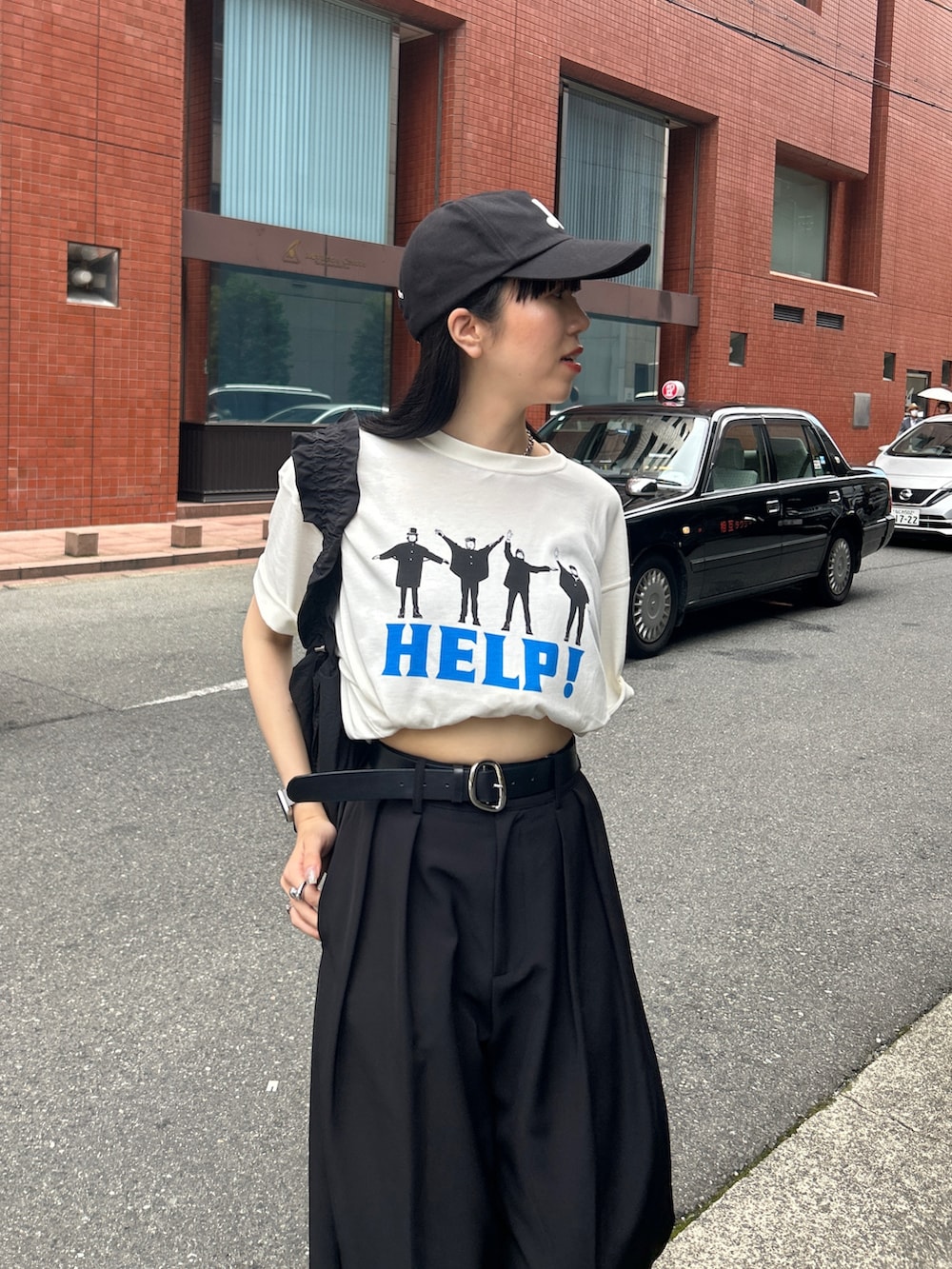 ホワイト系のTシャツ/カットソー、ブラック系のその他パンツ、ブラック系のシューズを着用したレディースの夏コーディネートの2枚目の写真