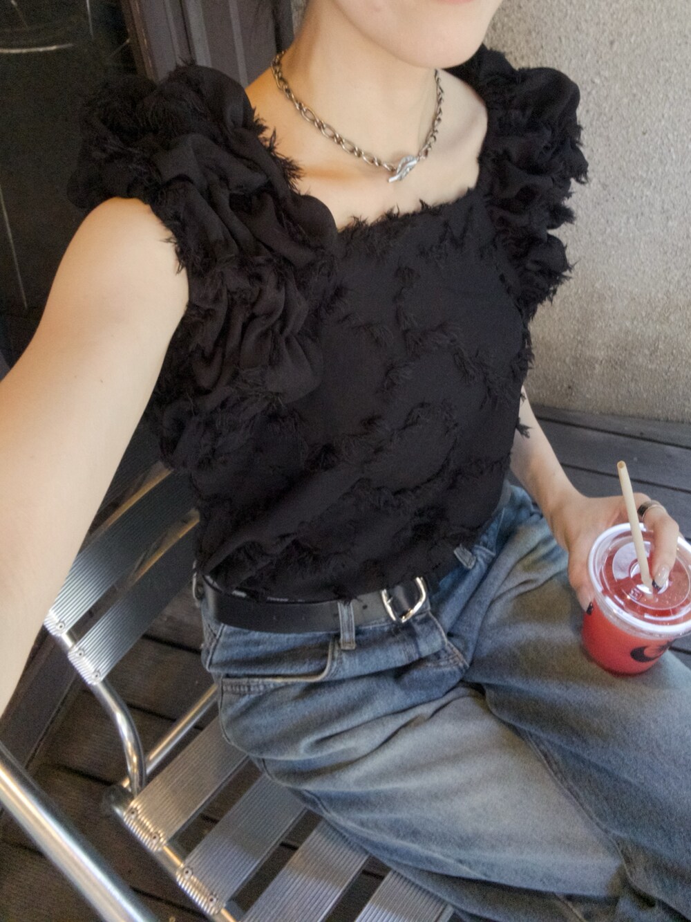 ブラック系のシャツ/ブラウス、ブルー系のデニムパンツ、ブラック系のサンダルを着用したレディースの夏コーディネートの2枚目の写真