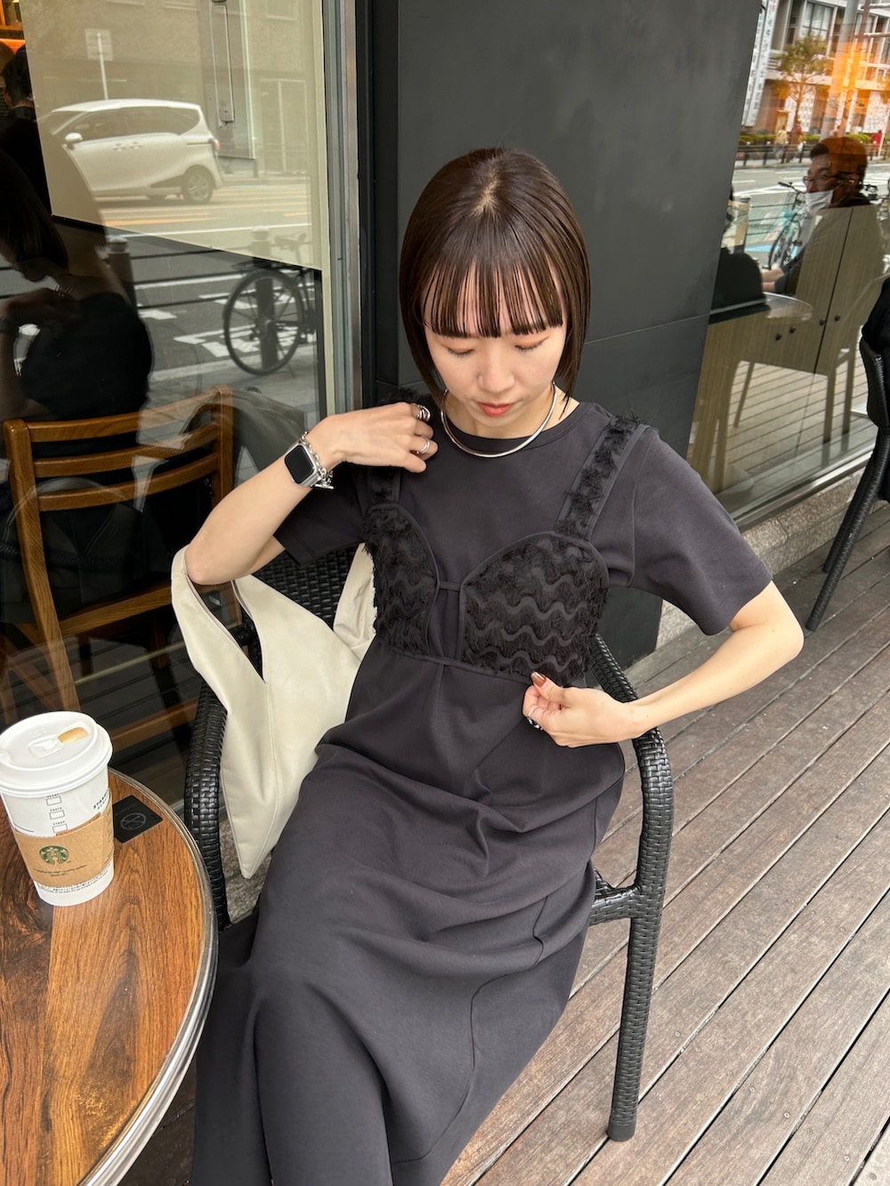 「休日スタイル、モード、春夏コーデ、ビスチェ、ワンピース、グルカサンダル、高身長女子、骨格ナチュラル、大人カジュアル、トートバッグ、ブラック、オールブラック、ワントーンコーデ」｜「CAPRICIEUX LE'MAGEの【セットアイテム】ビスチェSETワンピース（ワンピース、ブラック系）」を使った、shino hayasakiさん（レディース・165cm）の春コーディネートの2枚目の写真