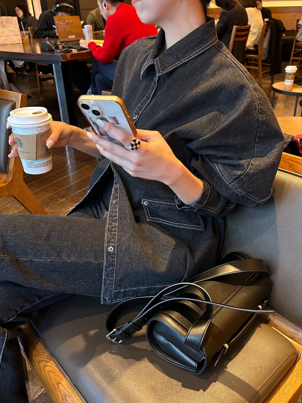 ブラック系のデニムパンツ、ブラック系のジャケット/アウターを着用したレディースの冬コーディネートの2枚目の写真