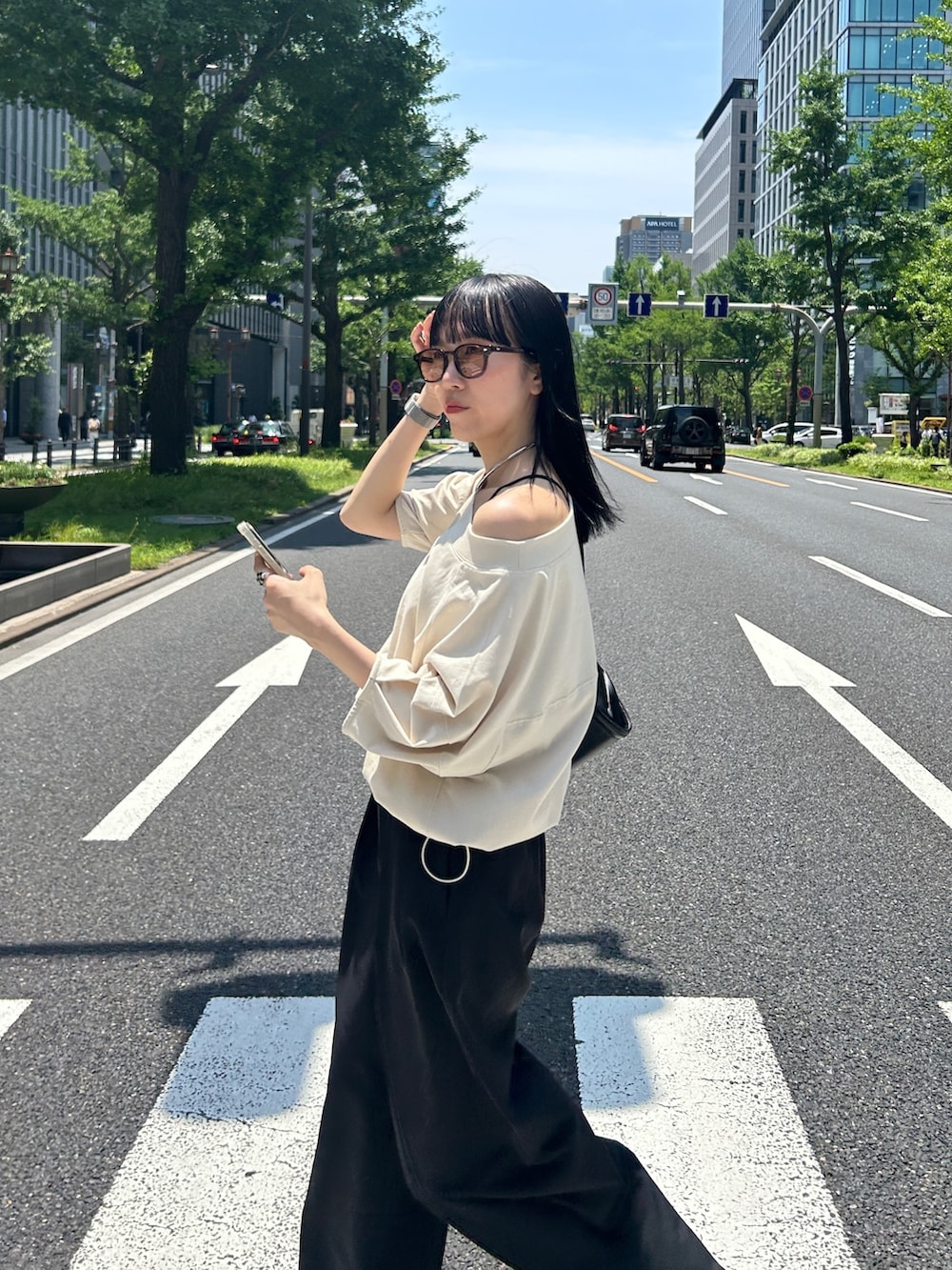 ホワイト系のTシャツ/カットソー、ブラック系のその他パンツ、ブラック系のサンダルを着用したレディースの夏コーディネートの2枚目の写真