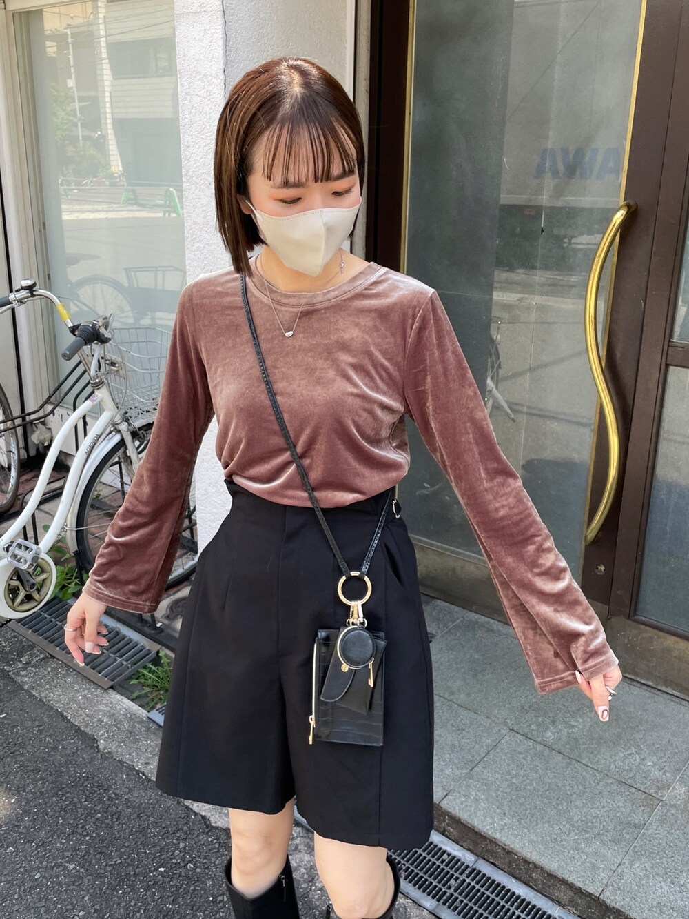 ブラウン系のTシャツ/カットソー、ブラック系のその他パンツ、ブラウン系のブーツを着用したレディースの秋コーディネートの2枚目の写真