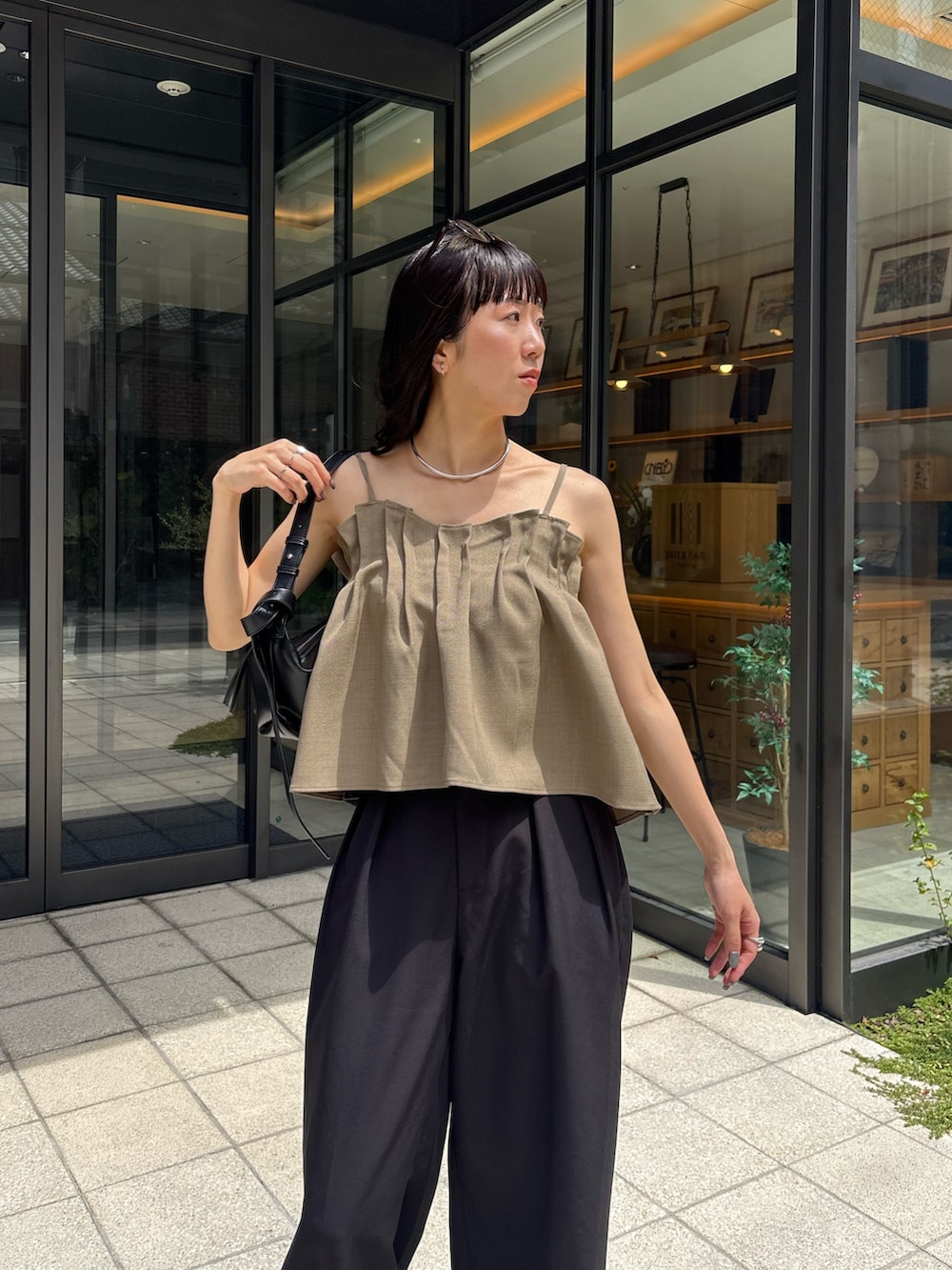 ベージュ系のシャツ/ブラウス、ブラック系のその他パンツ、ブラック系のショルダーバッグを着用したレディースの夏コーディネートの2枚目の写真