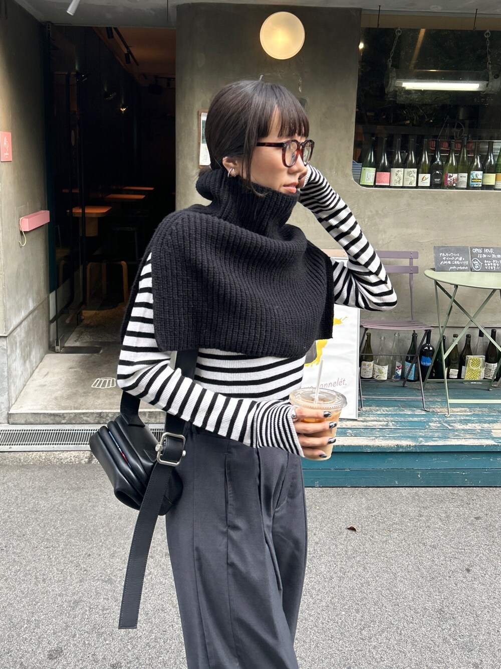 ホワイト系のニット/セーター、ブラック系のスニーカー、ブラック系のマフラーを着用したレディースの秋コーディネートの2枚目の写真