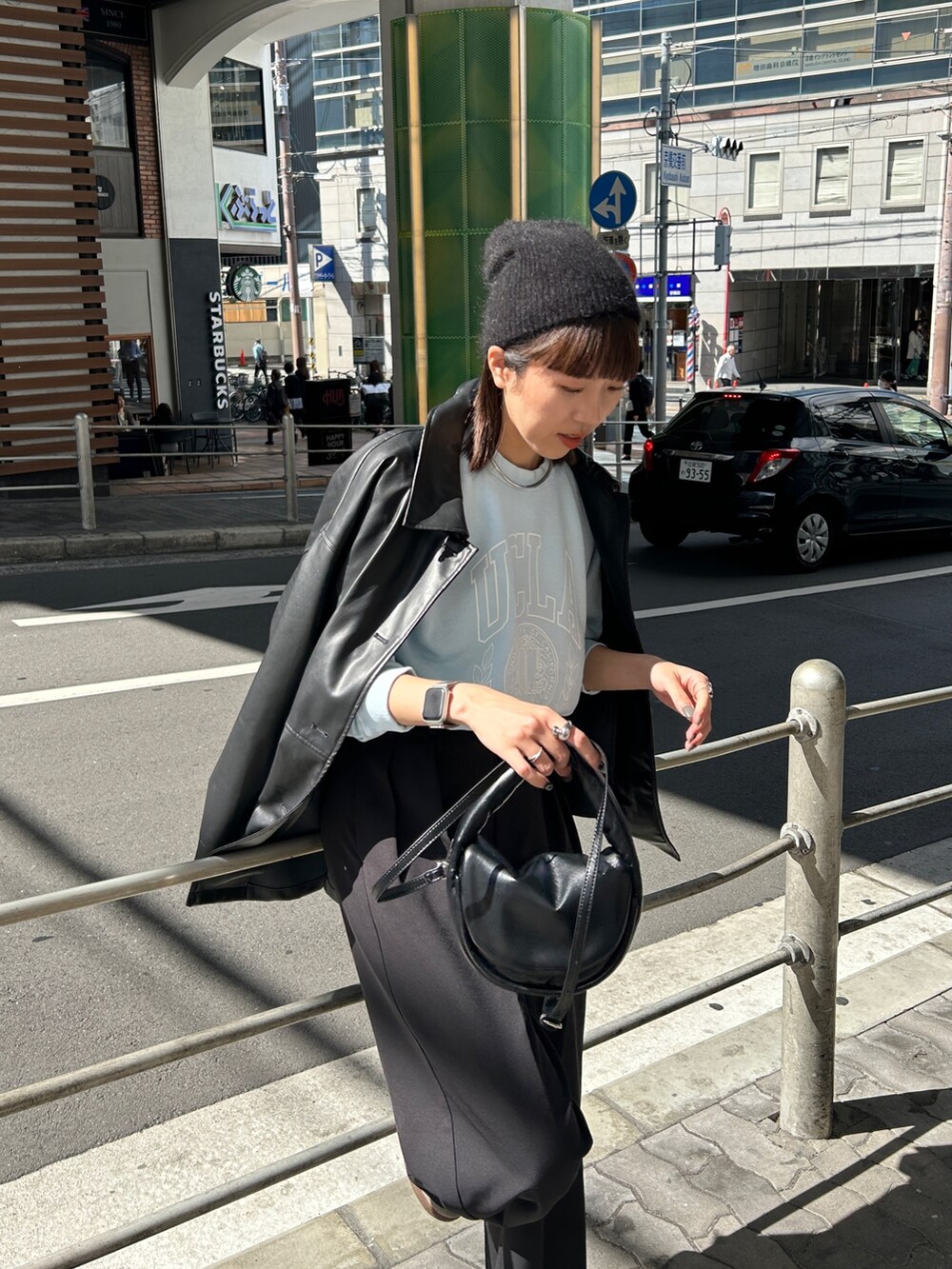 ブラック系のその他パンツ、ブラック系のその他アウター、ブルー系のスウェットを着用したレディースの秋コーディネートの2枚目の写真