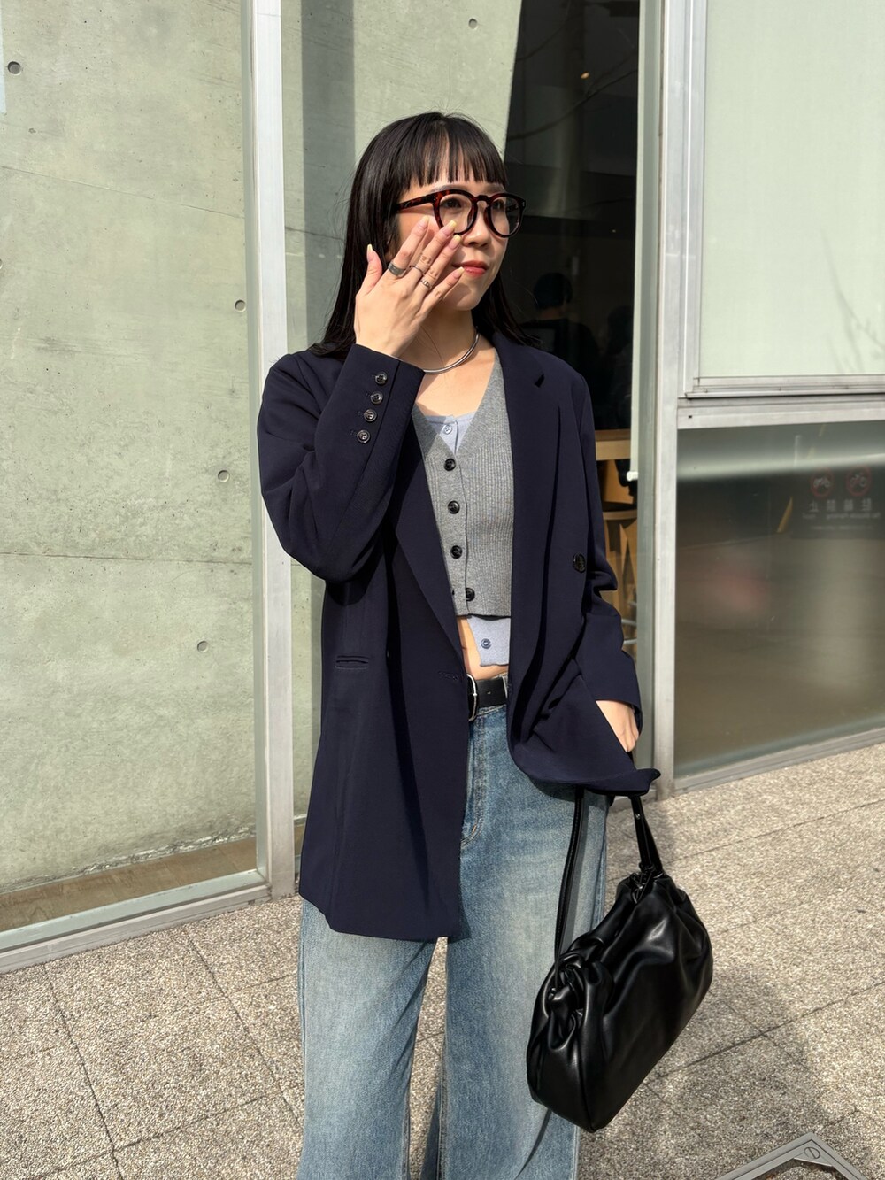 グレー系のカーディガン/ボレロ、ブルー系のデニムパンツ、ブルー系のテーラードジャケットを着用したレディースの冬コーディネートの2枚目の写真