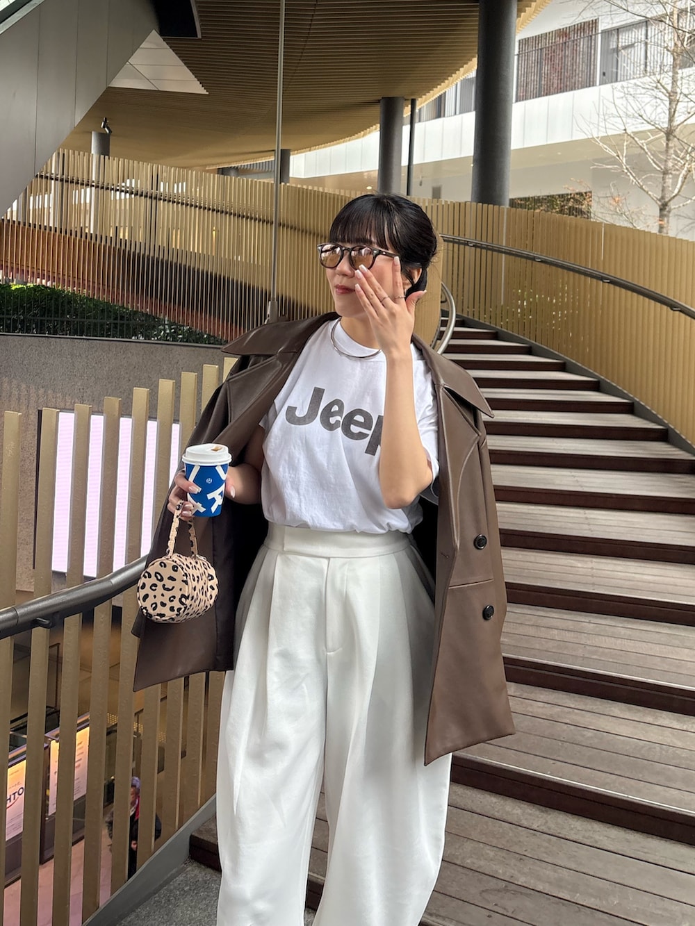 ブラウン系のその他アウター、ホワイト系のTシャツ/カットソー、ホワイト系のその他パンツを着用したレディースの春コーディネートの2枚目の写真