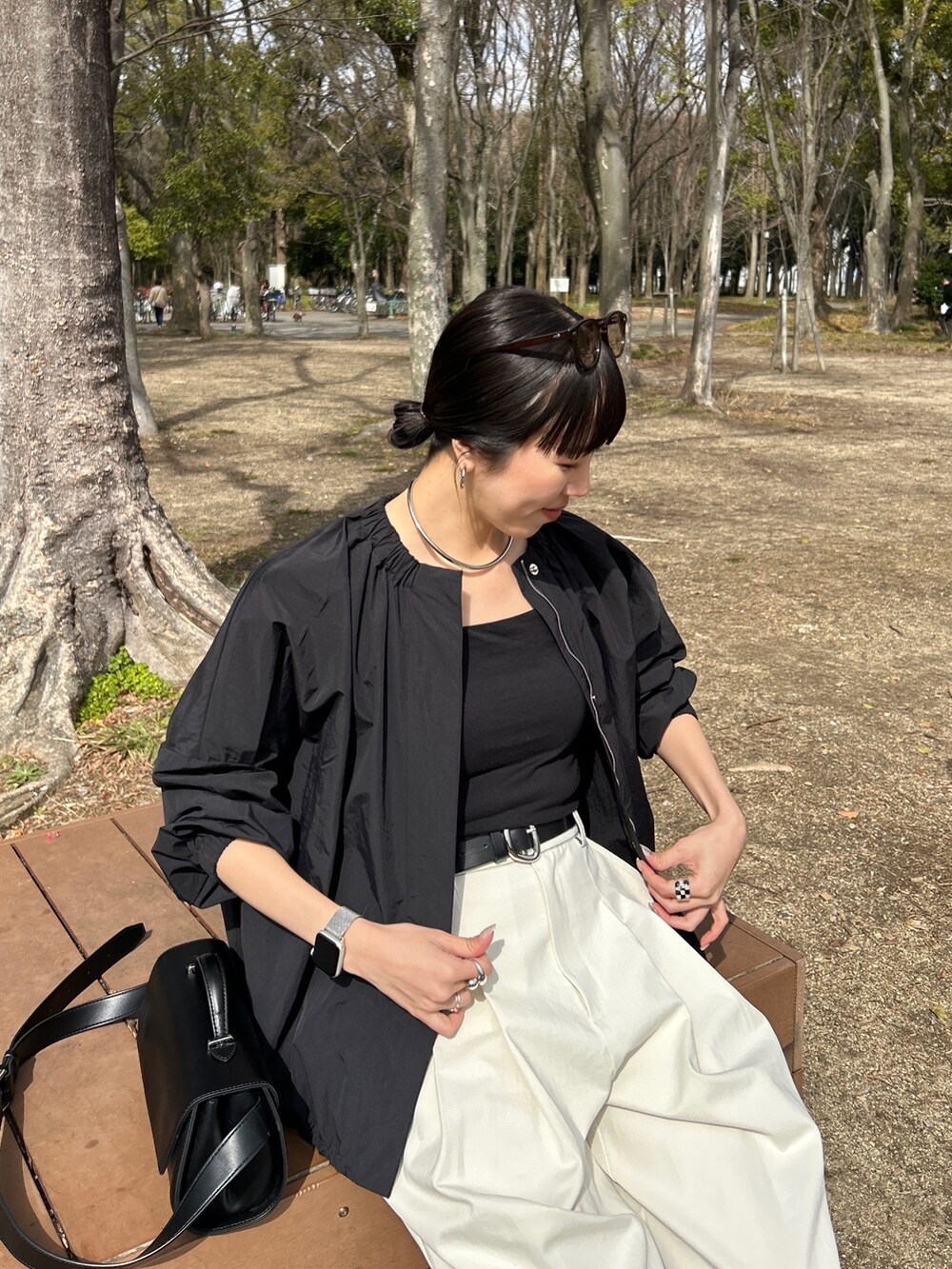 ホワイト系のその他パンツ、ブラック系のブルゾンを着用したレディースの春コーディネートの2枚目の写真