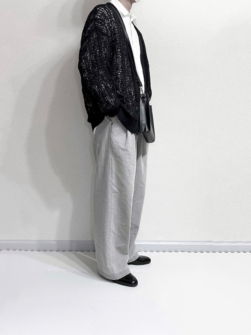 ブラック系のカーディガン/ボレロ、ホワイト系のシャツ/ブラウス、ブラック系のショルダーバッグを着用したメンズの秋コーディネートの2枚目の写真