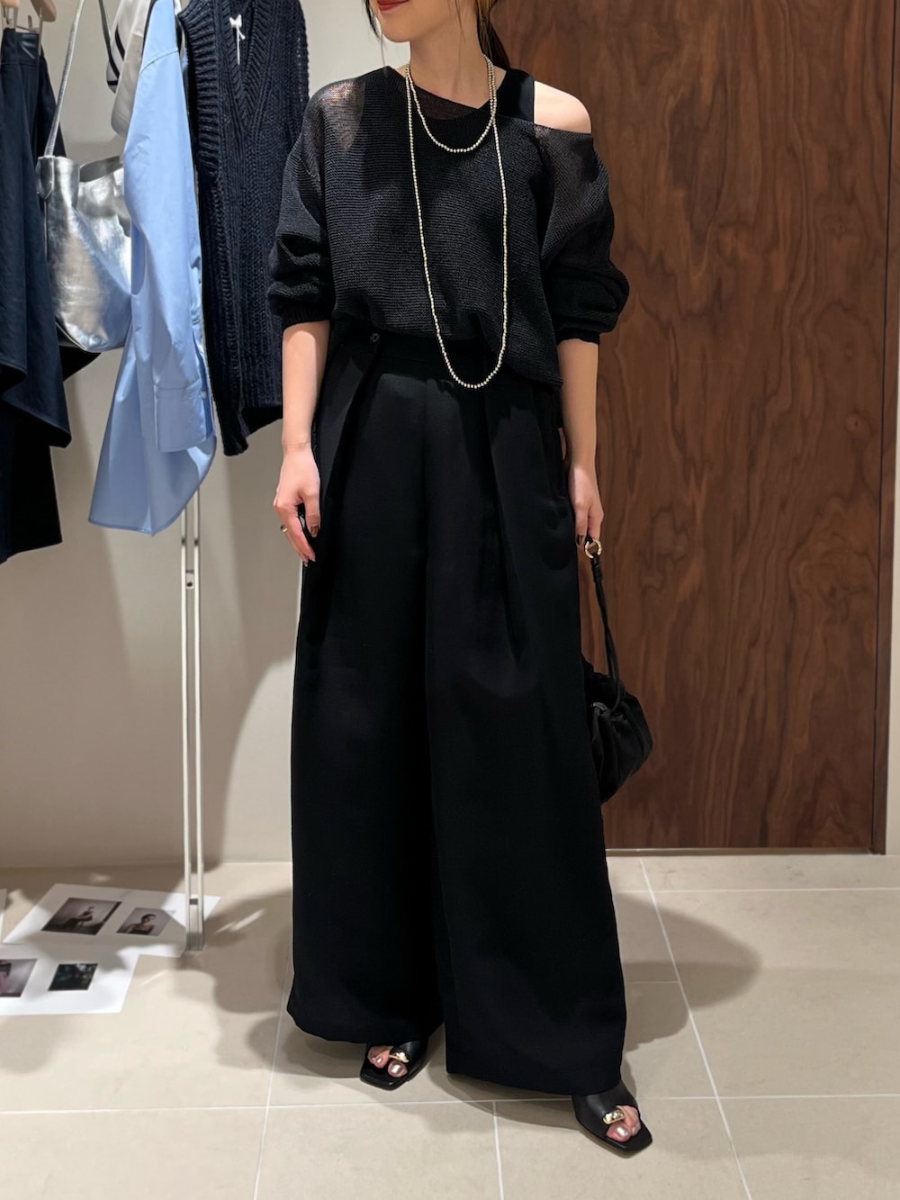 ブラック系のニット/セーター、ブラック系のその他パンツ、ブラック系のトートバッグを着用したレディースの春コーディネートの3枚目の写真