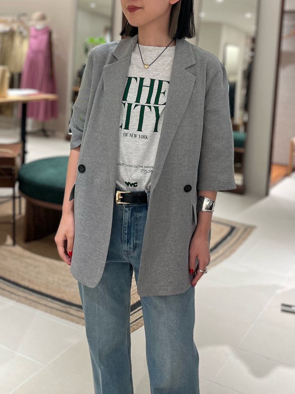 ブラック系のその他シューズ、グレー系のTシャツ/カットソー、ブラック系のテーラードジャケットを着用したレディースの夏コーディネートの2枚目の写真