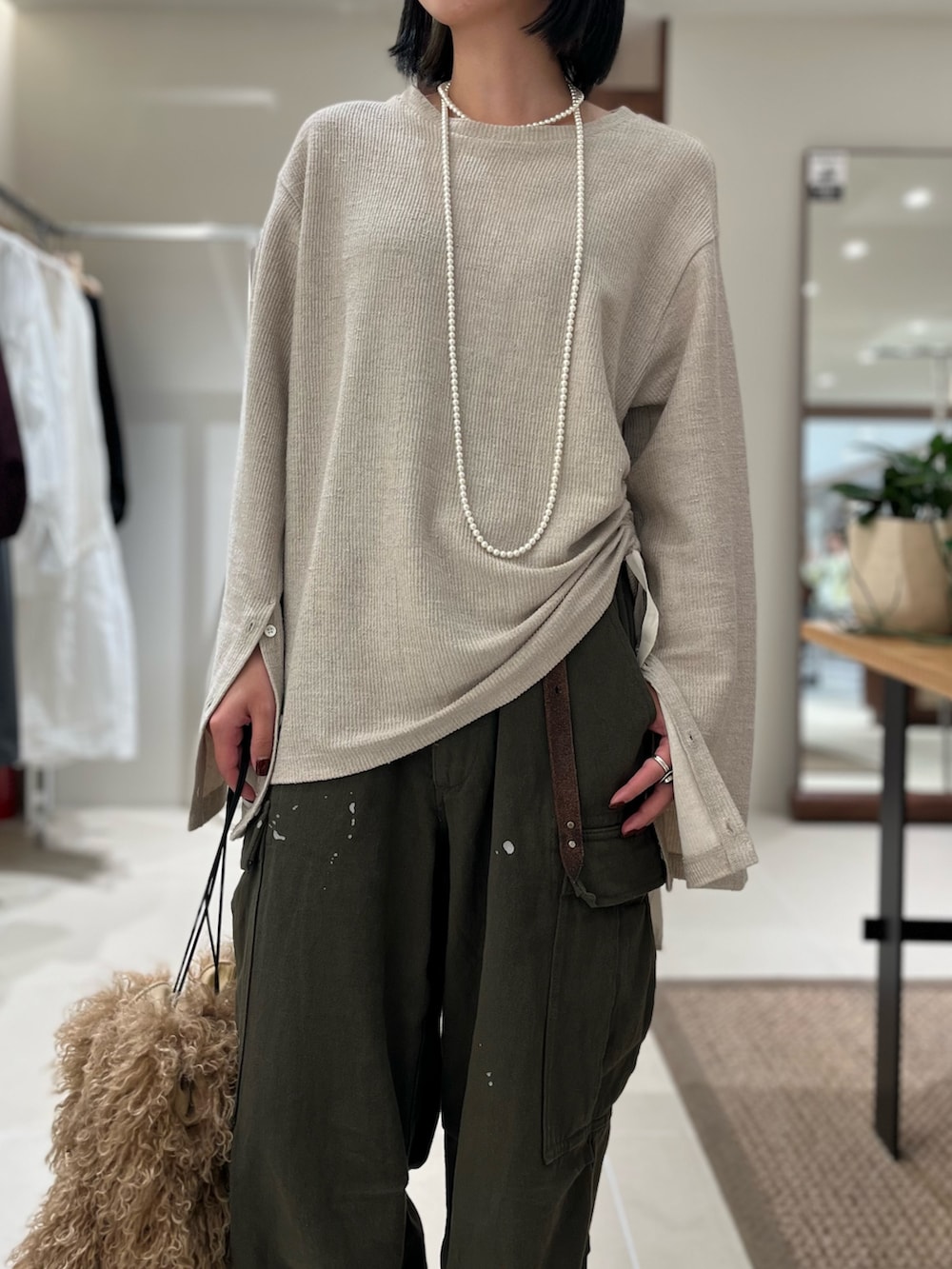 ベージュ系のTシャツ/カットソー、グリーン系のその他パンツ、ブラウン系のその他シューズを着用したレディースの秋コーディネートの2枚目の写真
